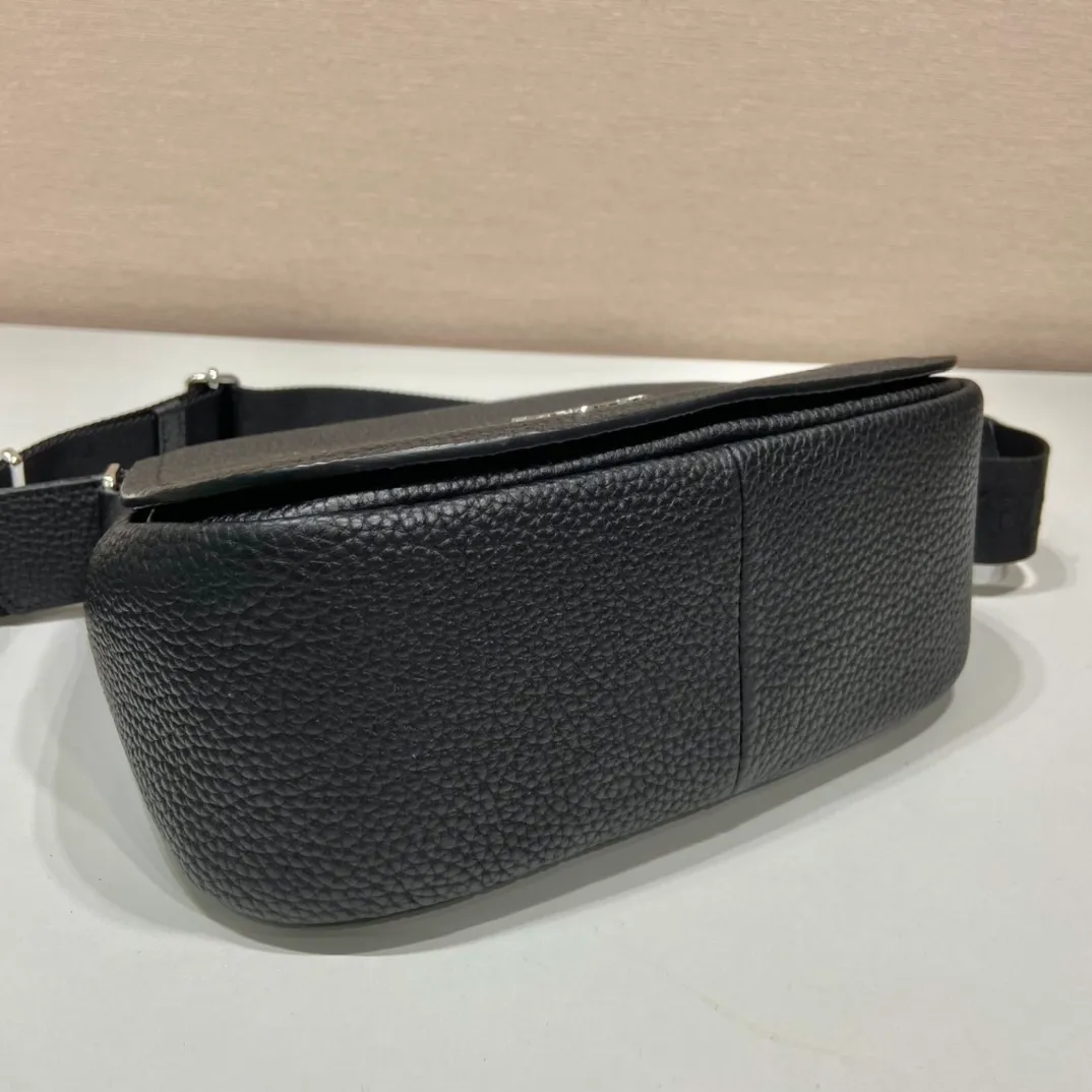 💰1800🎉New model🎉1BD293🎉🎉 This cross-body bag is made of imported deerskin grain cowhide, with a clamshell design and an adjustable long shoulder strap. My favorite is the small bag on the shoulder strap😘It’s so perfect😘, it has large capacity, simple and elegant, and it feels super soft🎉Hurry up and get it🎉 Length 24x height 17x base 9.5cm🎉🎉🎉👏👏👏