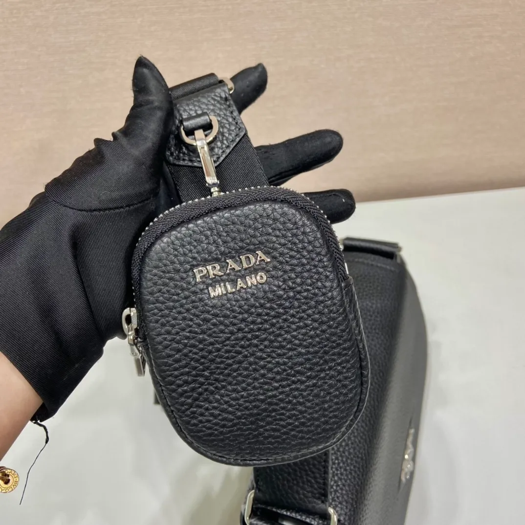 💰1800🎉New model🎉1BD293🎉🎉 This cross-body bag is made of imported deerskin grain cowhide, with a clamshell design and an adjustable long shoulder strap. My favorite is the small bag on the shoulder strap😘It’s so perfect😘, it has large capacity, simple and elegant, and it feels super soft🎉Hurry up and get it🎉 Length 24x height 17x base 9.5cm🎉🎉🎉👏👏👏