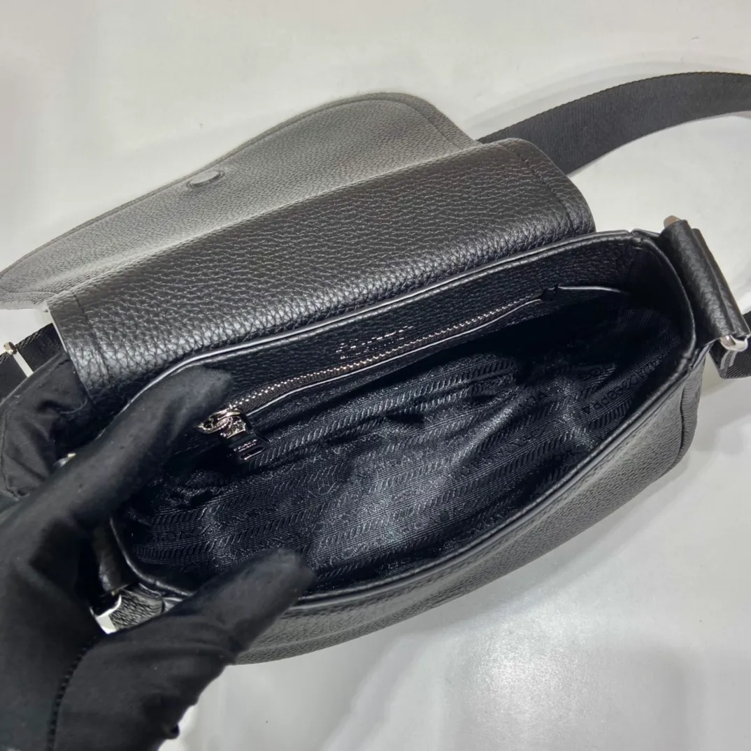 💰1800🎉New model🎉1BD293🎉🎉 This cross-body bag is made of imported deerskin grain cowhide, with a clamshell design and an adjustable long shoulder strap. My favorite is the small bag on the shoulder strap😘It’s so perfect😘, it has large capacity, simple and elegant, and it feels super soft🎉Hurry up and get it🎉 Length 24x height 17x base 9.5cm🎉🎉🎉👏👏👏