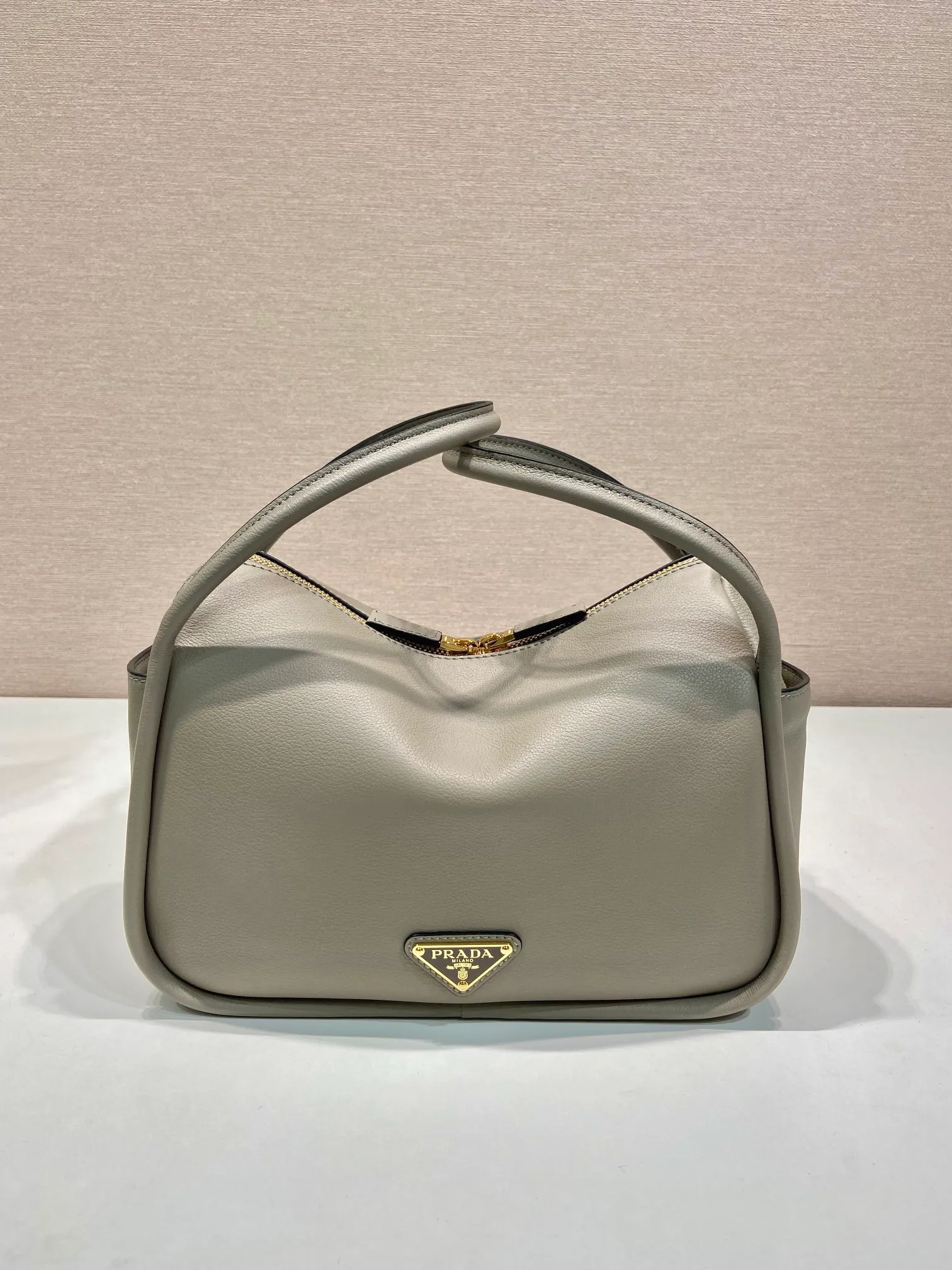 💰1500🎉New product🎉1BA451 new color🎉🎉 This handbag is made of imported calfskin, with a double-hand arm design, a fashionable yet casual attitude, and decorated with exquisite details and metal accessories. Comes with a detachable shoulder strap. It has a large capacity, is simple and elegant, and is a popular style that will never go out of style🎉🎉 Length 25x height 18x ​​bottom 10cm🎉🎉🎉👏👏👏