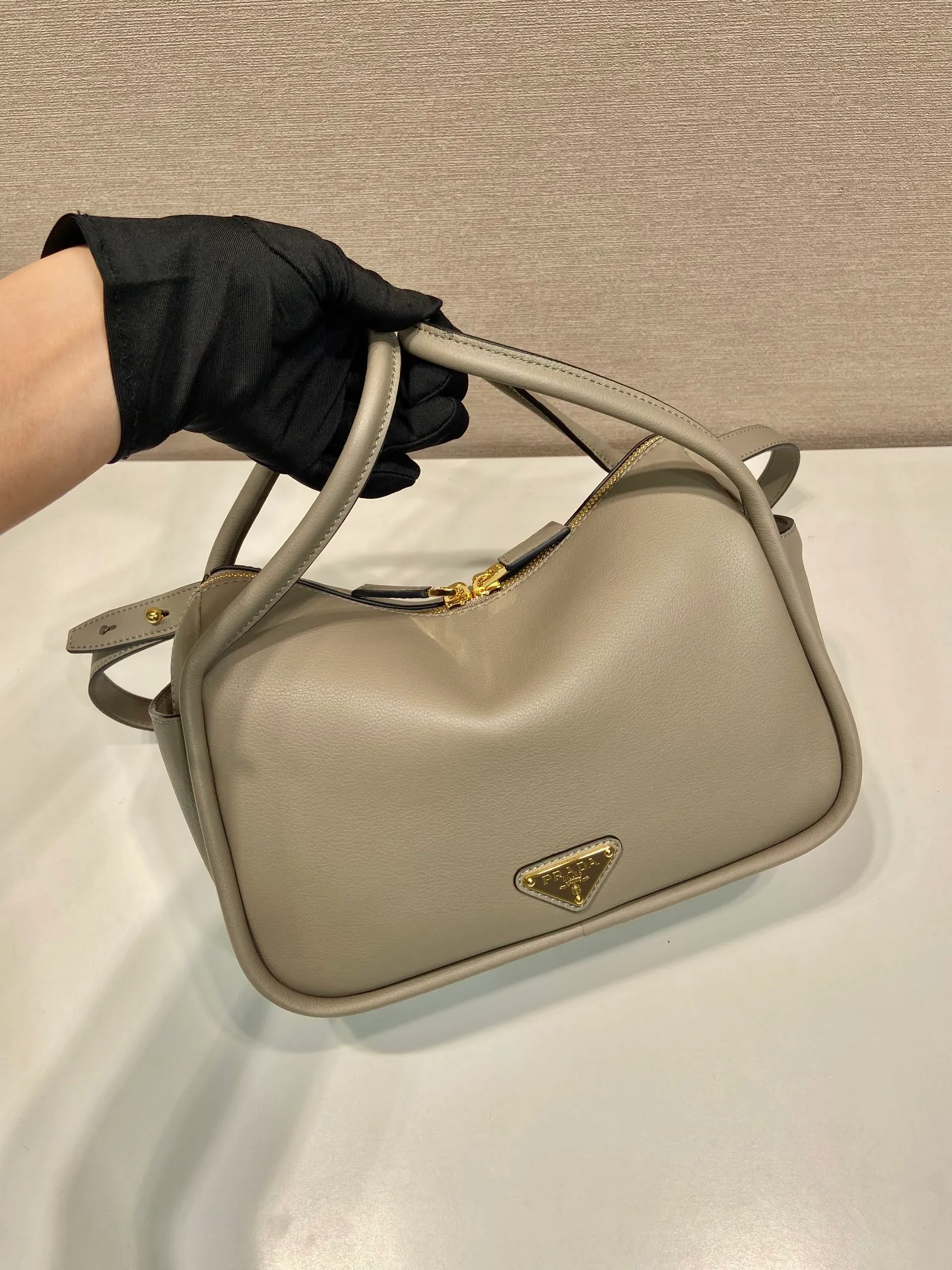 💰1500🎉New product🎉1BA451 new color🎉🎉 This handbag is made of imported calfskin, with a double-hand arm design, a fashionable yet casual attitude, and decorated with exquisite details and metal accessories. Comes with a detachable shoulder strap. It has a large capacity, is simple and elegant, and is a popular style that will never go out of style🎉🎉 Length 25x height 18x ​​bottom 10cm🎉🎉🎉👏👏👏