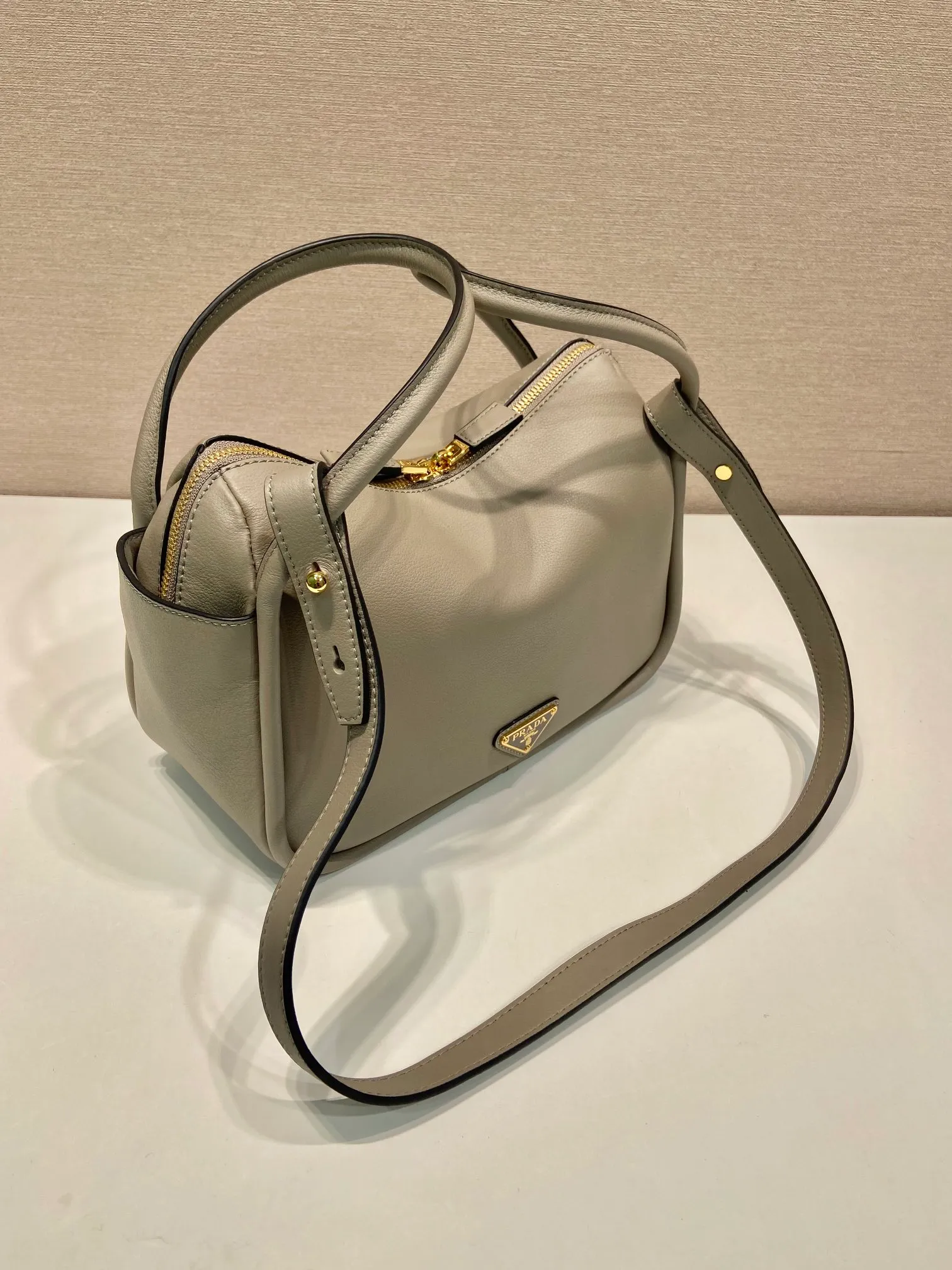💰1500🎉New product🎉1BA451 new color🎉🎉 This handbag is made of imported calfskin, with a double-hand arm design, a fashionable yet casual attitude, and decorated with exquisite details and metal accessories. Comes with a detachable shoulder strap. It has a large capacity, is simple and elegant, and is a popular style that will never go out of style🎉🎉 Length 25x height 18x ​​bottom 10cm🎉🎉🎉👏👏👏