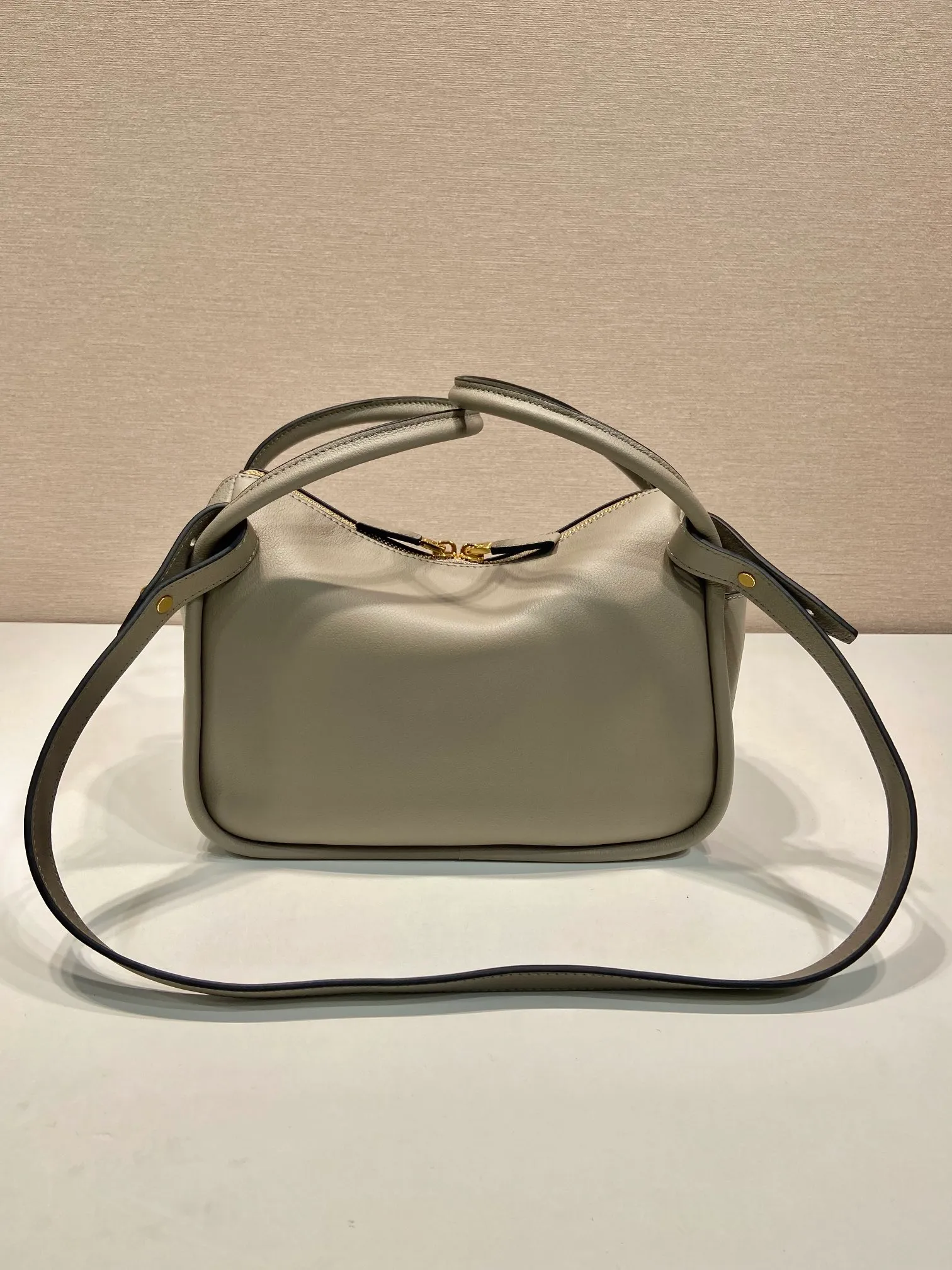 💰1500🎉New product🎉1BA451 new color🎉🎉 This handbag is made of imported calfskin, with a double-hand arm design, a fashionable yet casual attitude, and decorated with exquisite details and metal accessories. Comes with a detachable shoulder strap. It has a large capacity, is simple and elegant, and is a popular style that will never go out of style🎉🎉 Length 25x height 18x ​​bottom 10cm🎉🎉🎉👏👏👏