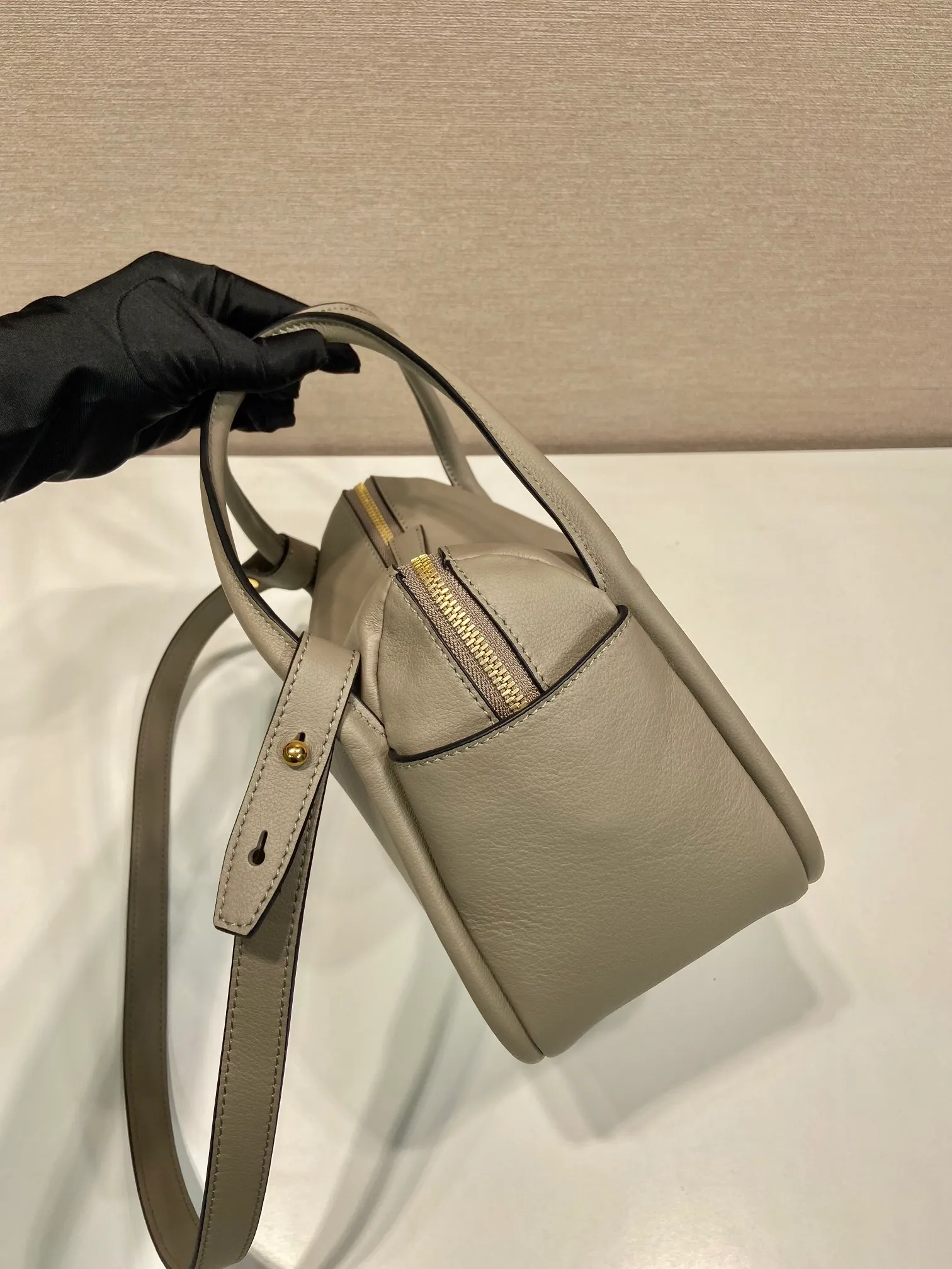 💰1500🎉New product🎉1BA451 new color🎉🎉 This handbag is made of imported calfskin, with a double-hand arm design, a fashionable yet casual attitude, and decorated with exquisite details and metal accessories. Comes with a detachable shoulder strap. It has a large capacity, is simple and elegant, and is a popular style that will never go out of style🎉🎉 Length 25x height 18x ​​bottom 10cm🎉🎉🎉👏👏👏