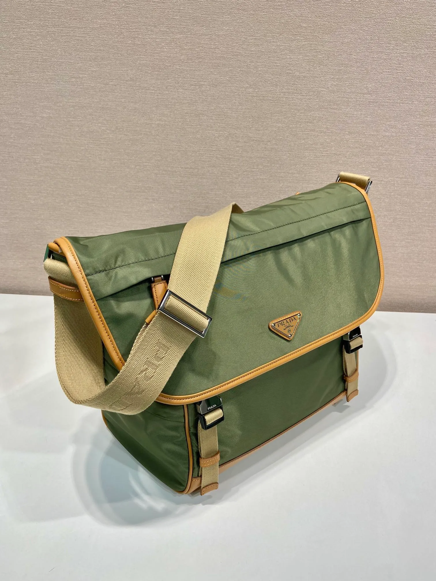 💰1460🎉New messenger bag🎉🎉2VD052A large new color🎉🎉 This messenger bag is designed with Re-Nylon recycled nylon fabric, with contrasting calfskin, flap and snap closure, three external zipper pockets, internal zipper pocket and patch pocket. It has a large capacity and is a hit that will never go out of style. Handsome guys, hurry up and get in🎉🎉 Length 30x Height 27.5x Bottom 14.5cm🎉🎉🎉🍊🍊🍊