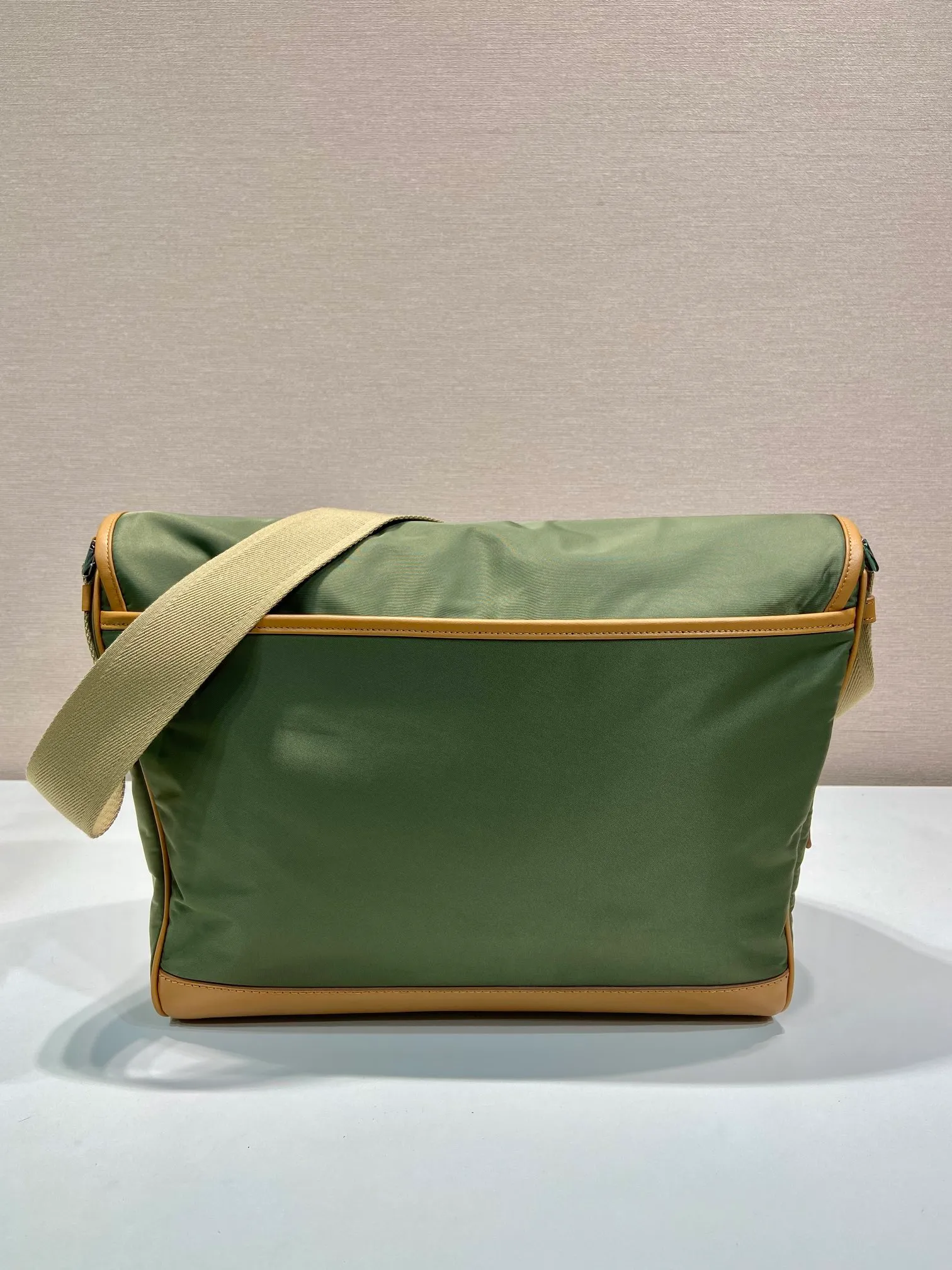 💰1460🎉New messenger bag🎉🎉2VD052A large new color🎉🎉 This messenger bag is designed with Re-Nylon recycled nylon fabric, with contrasting calfskin, flap and snap closure, three external zipper pockets, internal zipper pocket and patch pocket. It has a large capacity and is a hit that will never go out of style. Handsome guys, hurry up and get in🎉🎉 Length 30x Height 27.5x Bottom 14.5cm🎉🎉🎉🍊🍊🍊