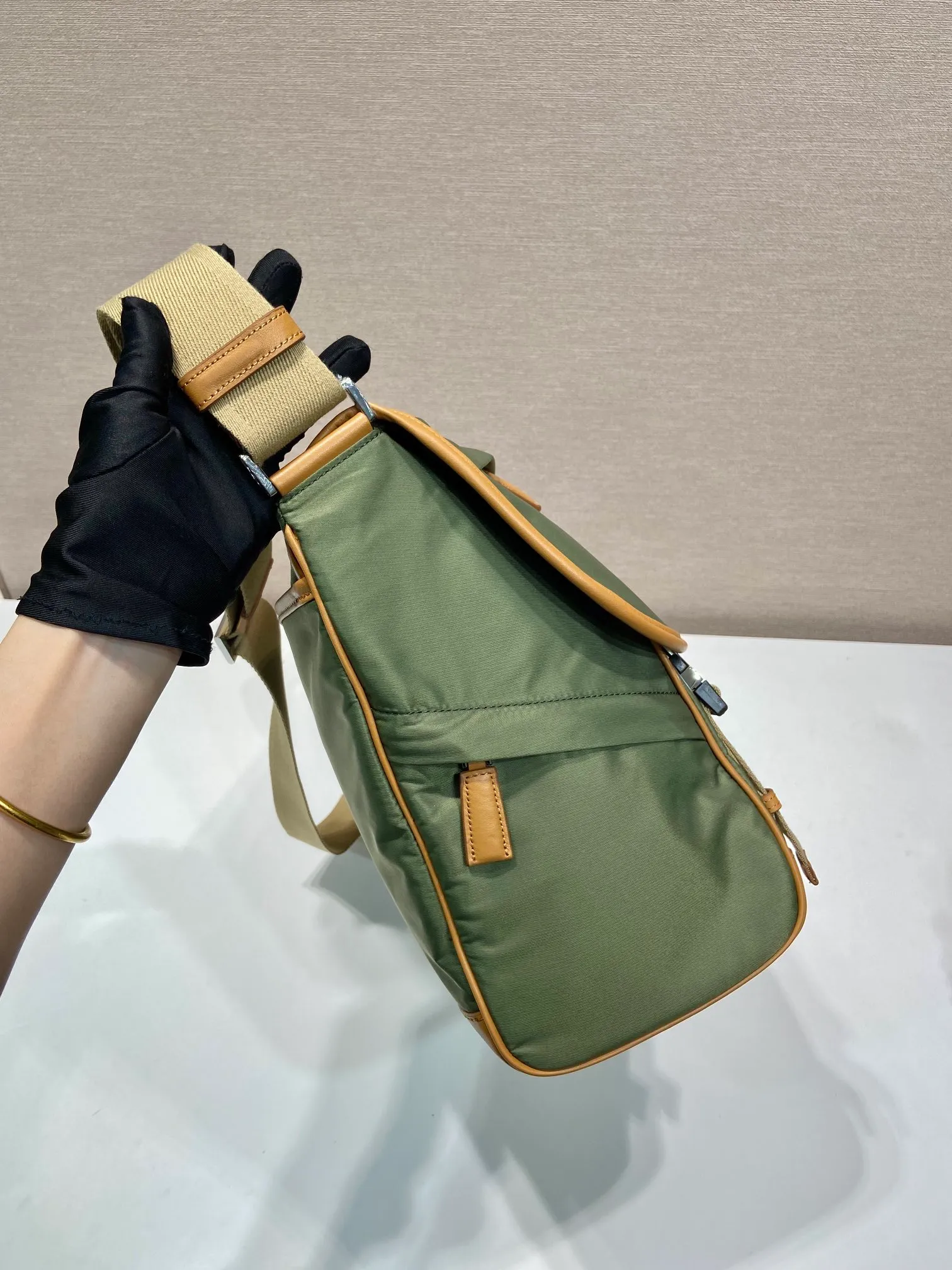 💰1460🎉New messenger bag🎉🎉2VD052A large new color🎉🎉 This messenger bag is designed with Re-Nylon recycled nylon fabric, with contrasting calfskin, flap and snap closure, three external zipper pockets, internal zipper pocket and patch pocket. It has a large capacity and is a hit that will never go out of style. Handsome guys, hurry up and get in🎉🎉 Length 30x Height 27.5x Bottom 14.5cm🎉🎉🎉🍊🍊🍊