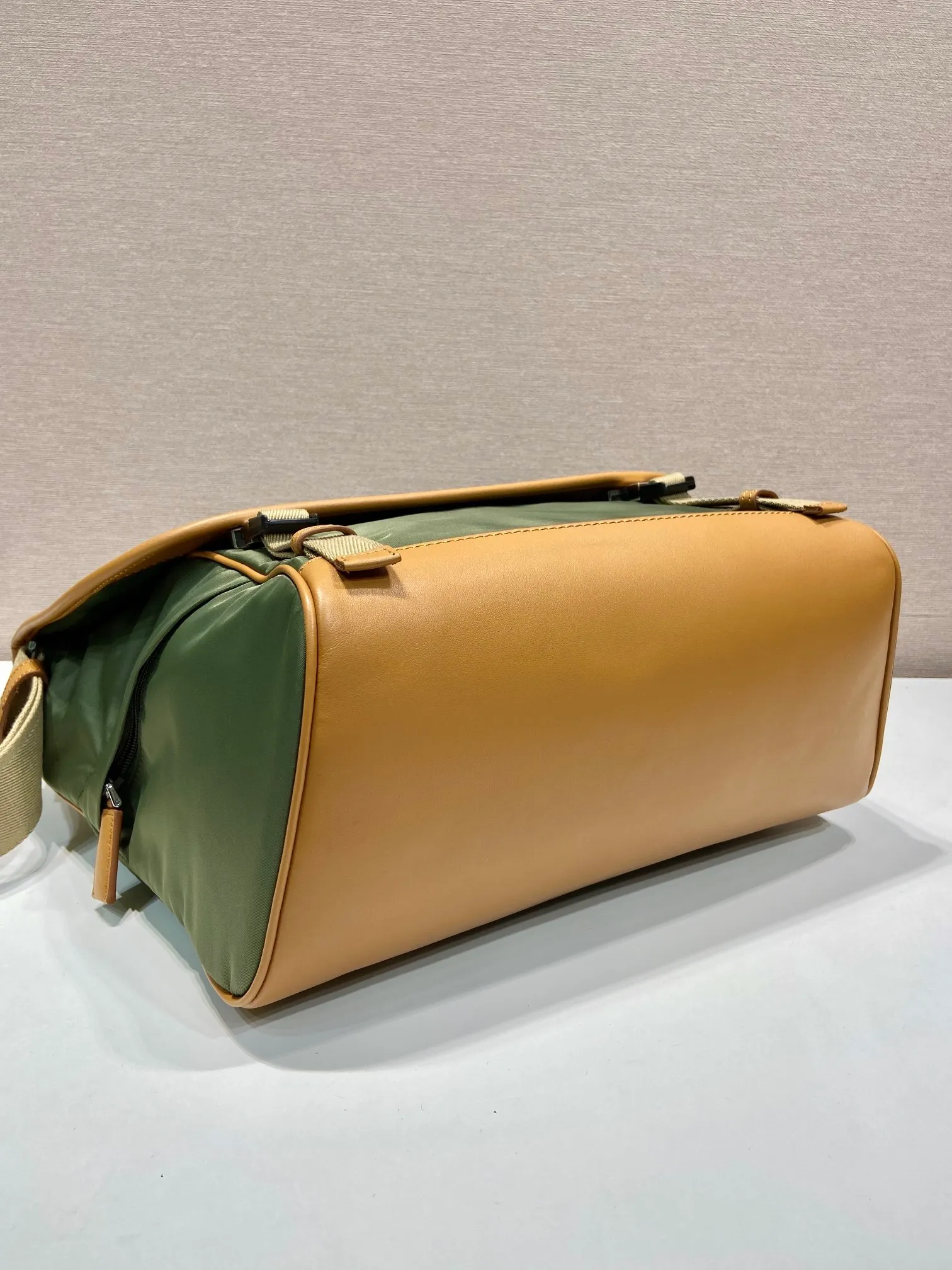 💰1460🎉New messenger bag🎉🎉2VD052A large new color🎉🎉 This messenger bag is designed with Re-Nylon recycled nylon fabric, with contrasting calfskin, flap and snap closure, three external zipper pockets, internal zipper pocket and patch pocket. It has a large capacity and is a hit that will never go out of style. Handsome guys, hurry up and get in🎉🎉 Length 30x Height 27.5x Bottom 14.5cm🎉🎉🎉🍊🍊🍊