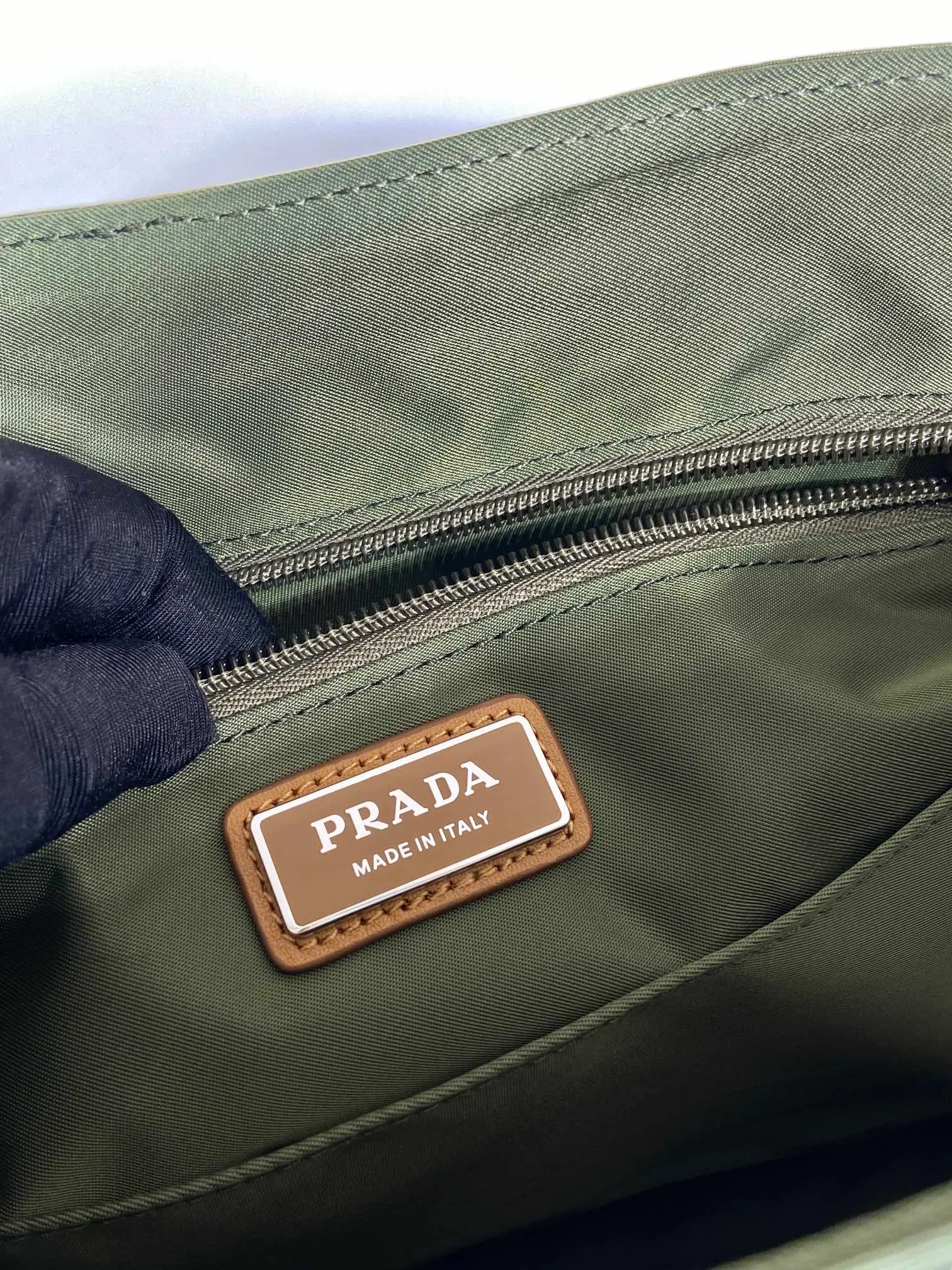 💰1460🎉New messenger bag🎉🎉2VD052A large new color🎉🎉 This messenger bag is designed with Re-Nylon recycled nylon fabric, with contrasting calfskin, flap and snap closure, three external zipper pockets, internal zipper pocket and patch pocket. It has a large capacity and is a hit that will never go out of style. Handsome guys, hurry up and get in🎉🎉 Length 30x Height 27.5x Bottom 14.5cm🎉🎉🎉🍊🍊🍊