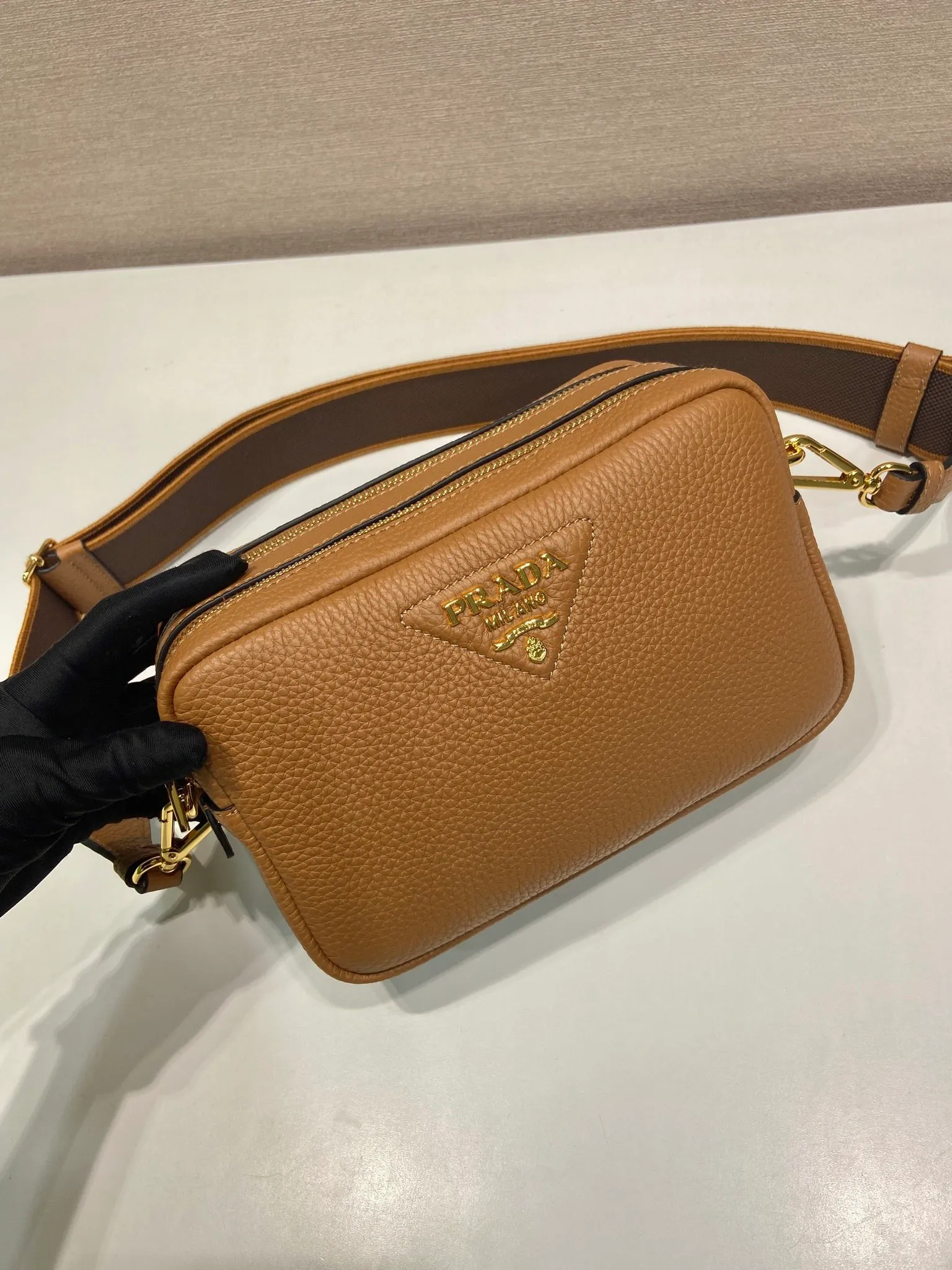💰1700🎉New double shoulder strap🎉1BD082 This double shoulder strap is made of imported deerskin grain cowhide and equipped with two interchangeable and adjustable long shoulder straps. The combination of fabric webbing and cowhide is perfect😘, versatile for mixing and matching different clothes on different occasions😘, large capacity, many compartments, super soft feel🎉Hurry up and get it🎉 Length 22x height 14x bottom 8cm🎉🎉🎉👏👏👏