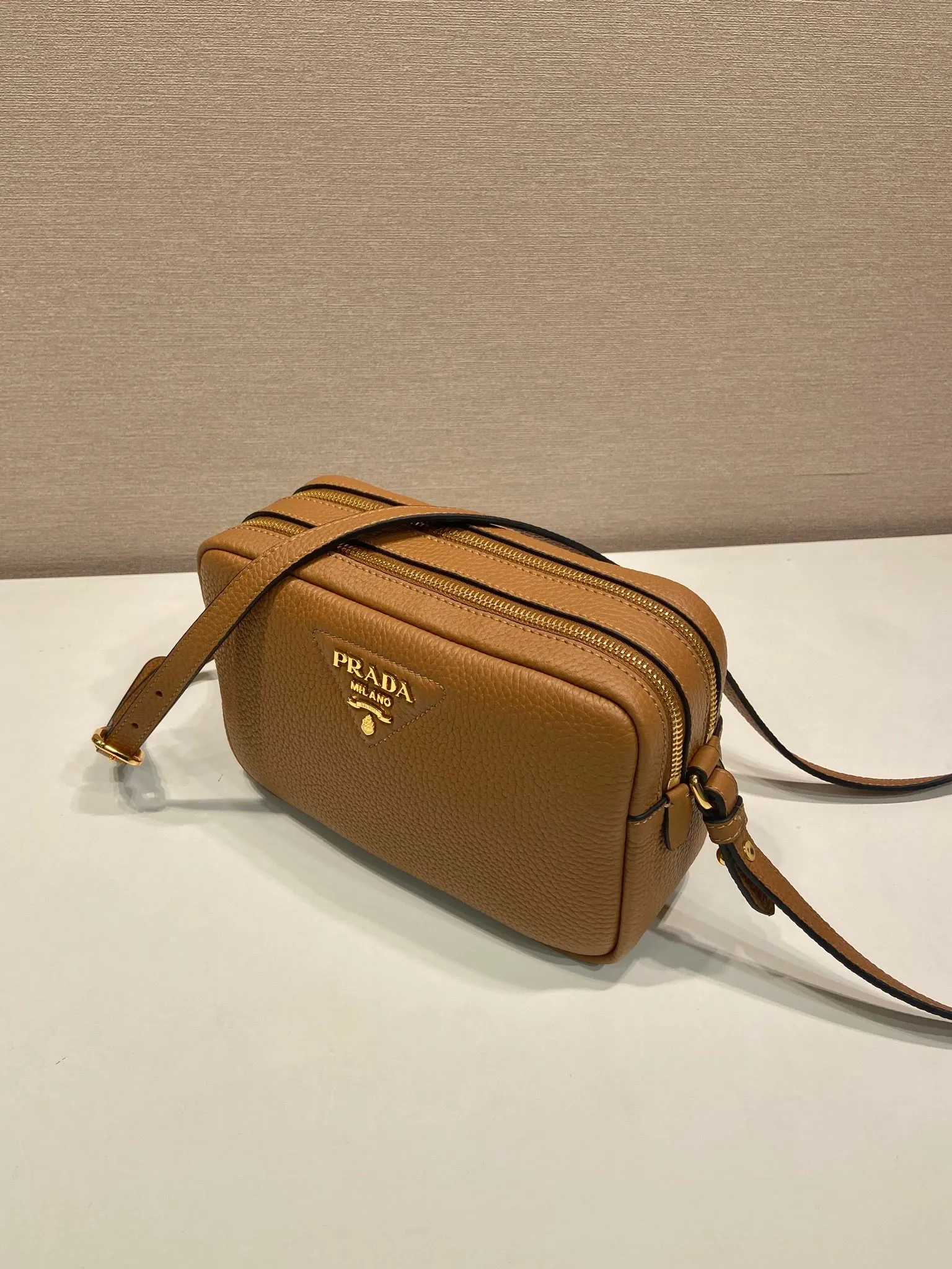 💰1700🎉New double shoulder strap🎉1BD082 This double shoulder strap is made of imported deerskin grain cowhide and equipped with two interchangeable and adjustable long shoulder straps. The combination of fabric webbing and cowhide is perfect😘, versatile for mixing and matching different clothes on different occasions😘, large capacity, many compartments, super soft feel🎉Hurry up and get it🎉 Length 22x height 14x bottom 8cm🎉🎉🎉👏👏👏