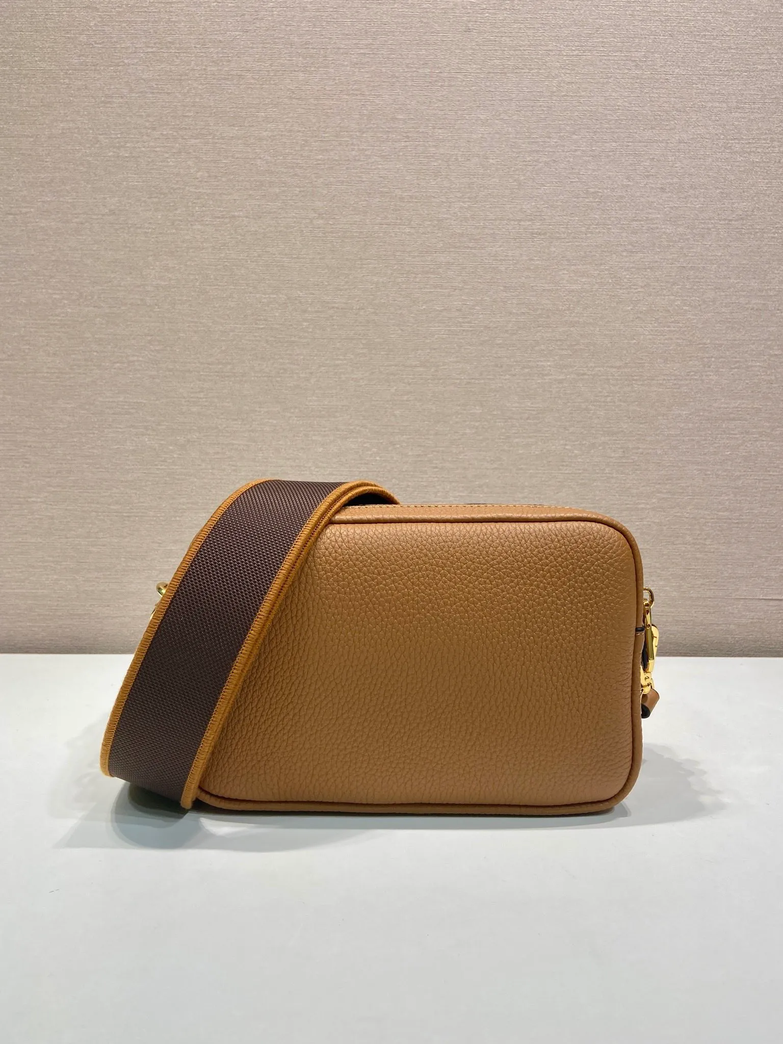 💰1700🎉New double shoulder strap🎉1BD082 This double shoulder strap is made of imported deerskin grain cowhide and equipped with two interchangeable and adjustable long shoulder straps. The combination of fabric webbing and cowhide is perfect😘, versatile for mixing and matching different clothes on different occasions😘, large capacity, many compartments, super soft feel🎉Hurry up and get it🎉 Length 22x height 14x bottom 8cm🎉🎉🎉👏👏👏