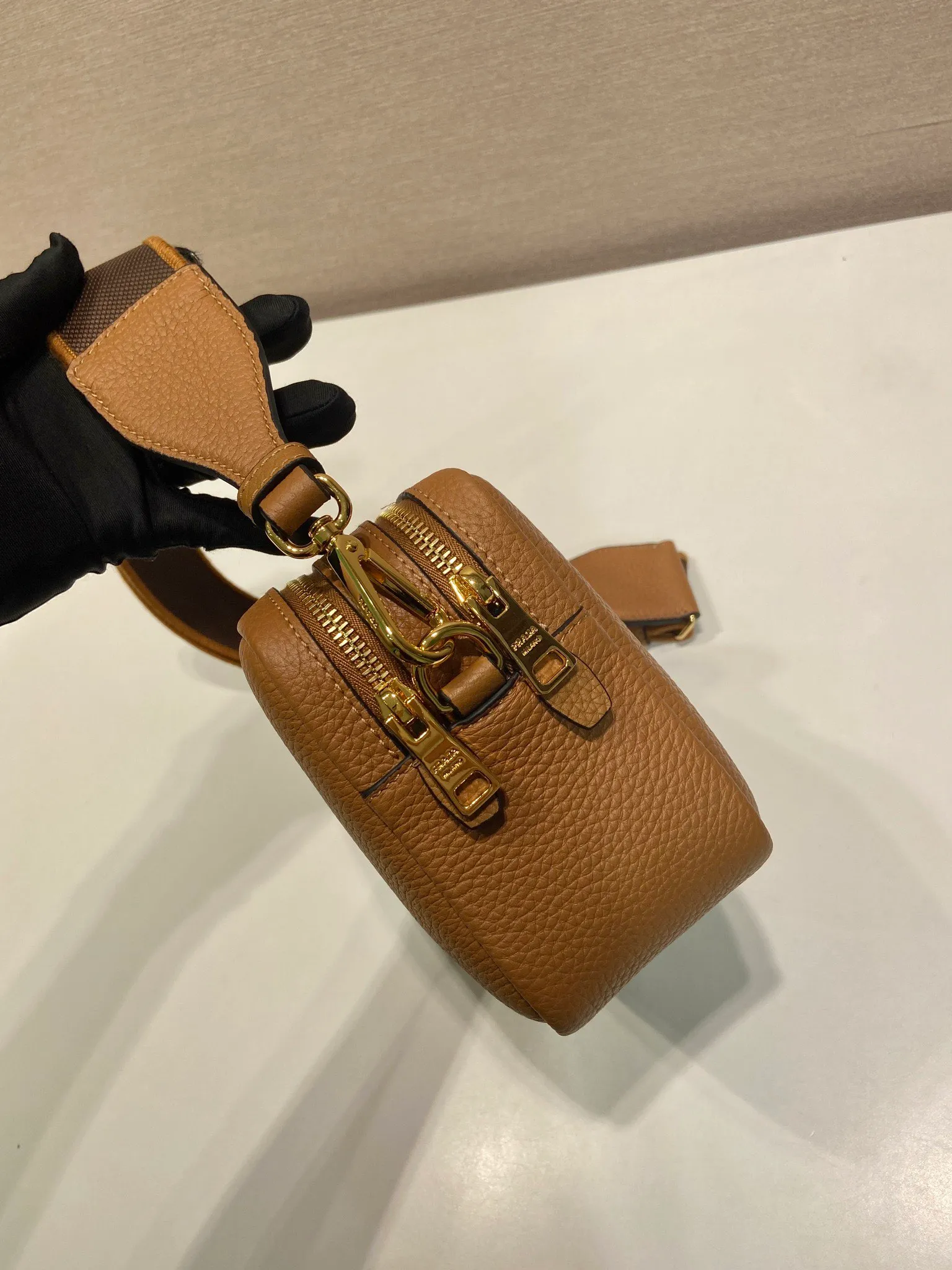 💰1700🎉New double shoulder strap🎉1BD082 This double shoulder strap is made of imported deerskin grain cowhide and equipped with two interchangeable and adjustable long shoulder straps. The combination of fabric webbing and cowhide is perfect😘, versatile for mixing and matching different clothes on different occasions😘, large capacity, many compartments, super soft feel🎉Hurry up and get it🎉 Length 22x height 14x bottom 8cm🎉🎉🎉👏👏👏