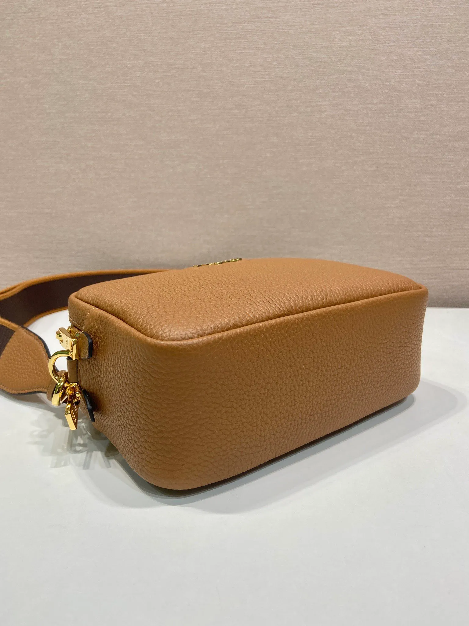 💰1700🎉New double shoulder strap🎉1BD082 This double shoulder strap is made of imported deerskin grain cowhide and equipped with two interchangeable and adjustable long shoulder straps. The combination of fabric webbing and cowhide is perfect😘, versatile for mixing and matching different clothes on different occasions😘, large capacity, many compartments, super soft feel🎉Hurry up and get it🎉 Length 22x height 14x bottom 8cm🎉🎉🎉👏👏👏