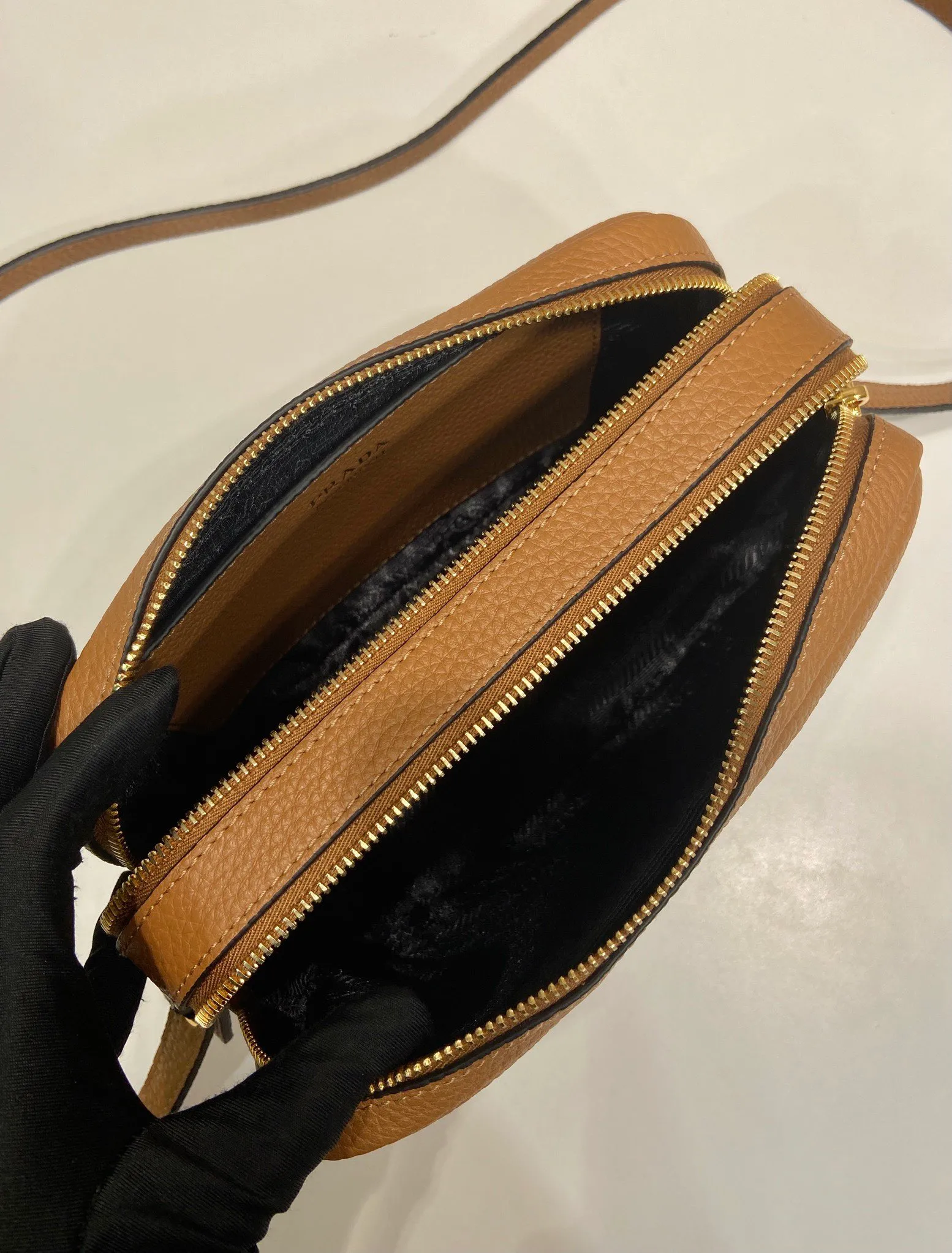 💰1700🎉New double shoulder strap🎉1BD082 This double shoulder strap is made of imported deerskin grain cowhide and equipped with two interchangeable and adjustable long shoulder straps. The combination of fabric webbing and cowhide is perfect😘, versatile for mixing and matching different clothes on different occasions😘, large capacity, many compartments, super soft feel🎉Hurry up and get it🎉 Length 22x height 14x bottom 8cm🎉🎉🎉👏👏👏