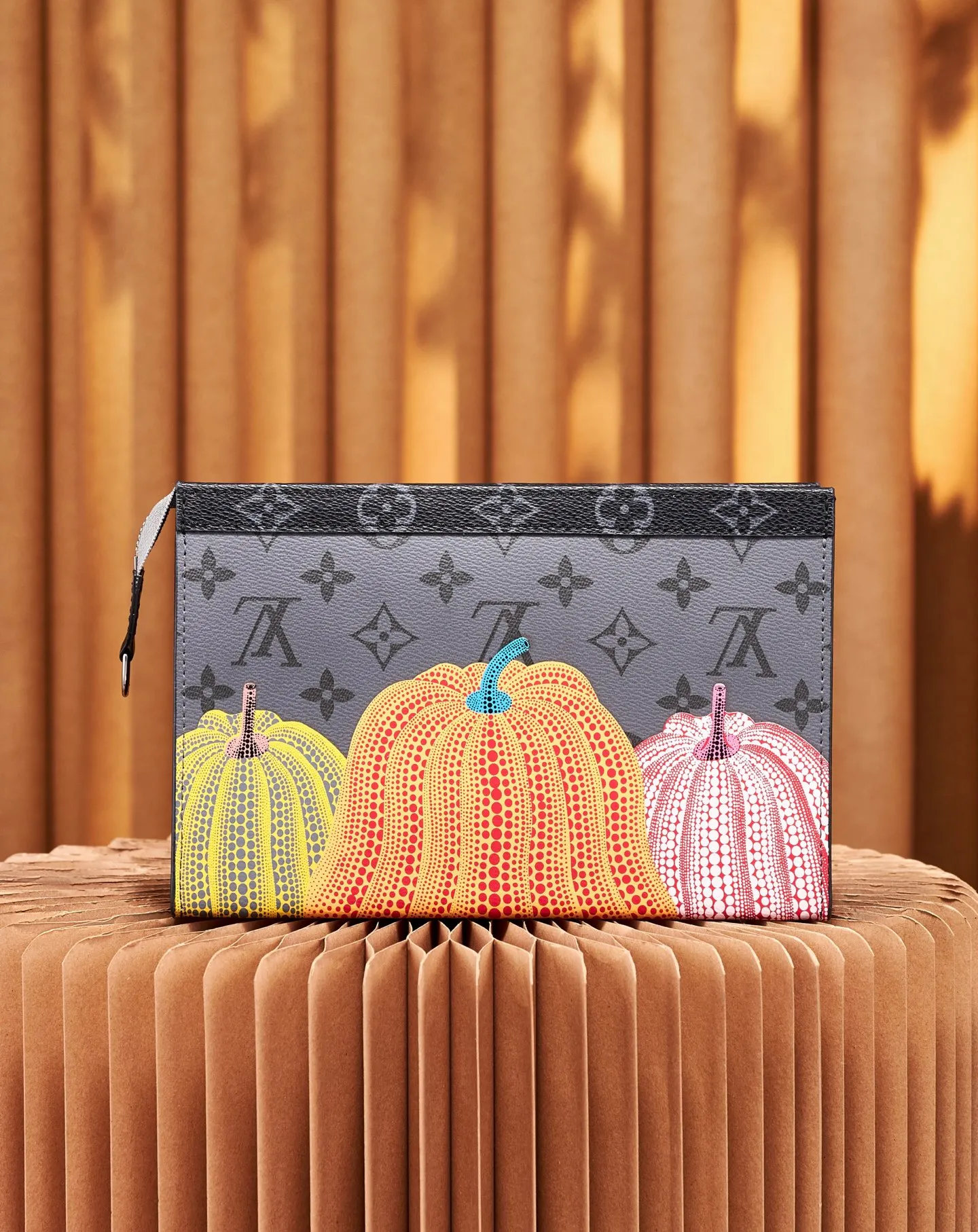 P¥620, [Top original order, all-steel hardware] Really developed details M81972 pumpkin silk screen, dual-purpose hand bag and crossbody bag, pumpkin series men's bag two-piece set series LV x YK GASTON mini handbag LV x YK Gaston mini handbag steps into the pumpkin fantasy of the Louis Vuitton x Yayoi Kusama collaboration series. Monogram Eclipse Reverse canvas highlights the artist's classic imagery, and the detachable pumpkin-shaped coin purse allows for contactless payment. Detailed features22 x 14.5 x 4.5 cm