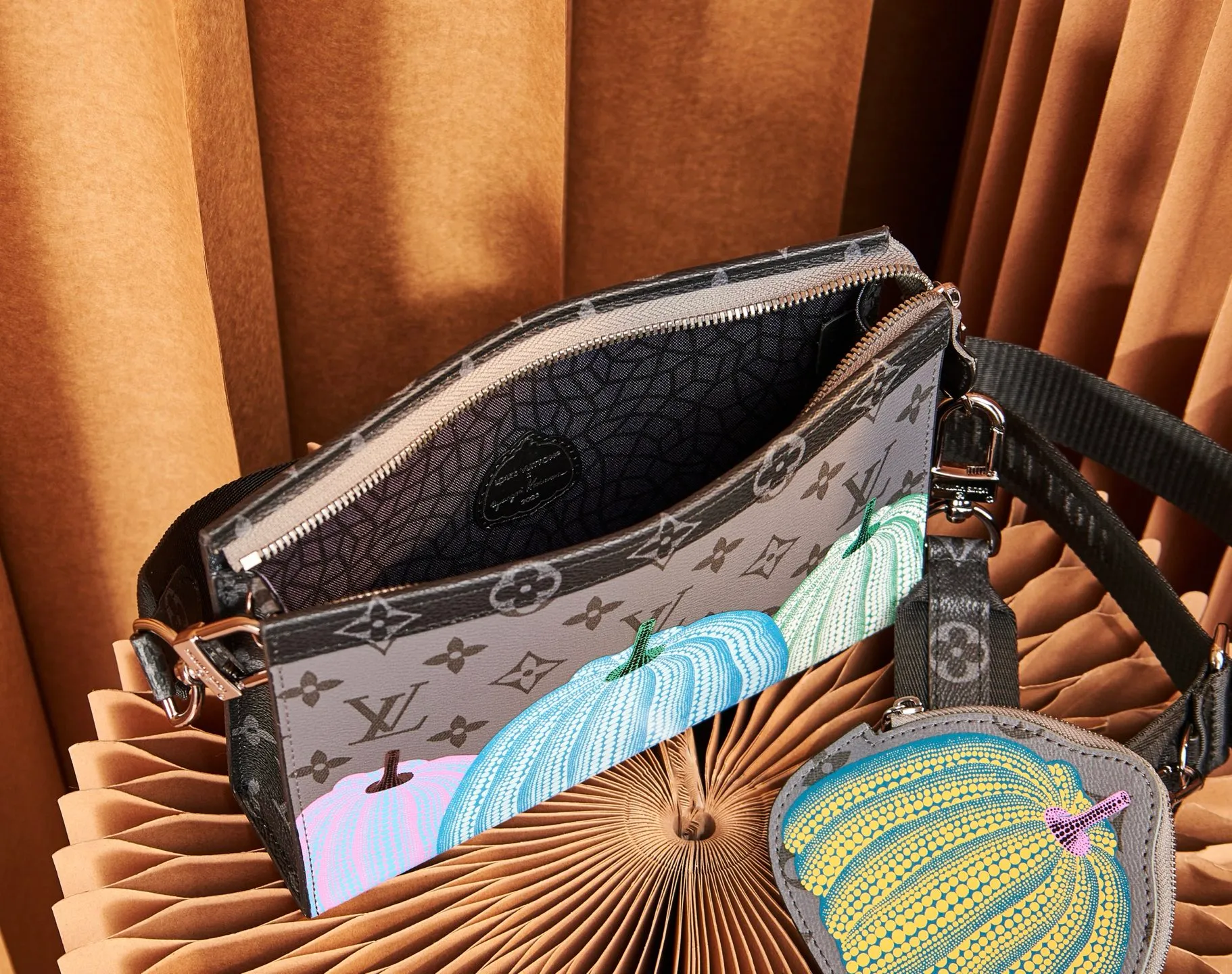 P¥620, [Top original order, all-steel hardware] Really developed details M81972 pumpkin silk screen, dual-purpose hand bag and crossbody bag, pumpkin series men's bag two-piece set series LV x YK GASTON mini handbag LV x YK Gaston mini handbag steps into the pumpkin fantasy of the Louis Vuitton x Yayoi Kusama collaboration series. Monogram Eclipse Reverse canvas highlights the artist's classic imagery, and the detachable pumpkin-shaped coin purse allows for contactless payment. Detailed features22 x 14.5 x 4.5 cm