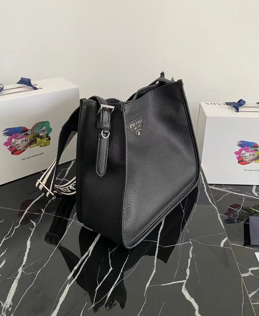 p1400¥👏New fabric cross-body bag👏1BC073/large tote bag This leather mini shoulder bag has a simple design. A metallic triangle logo on the front adds signature tone. Equipped with detachable/adjustable logo printed webbing, the upper body effect is very beautiful😘😘highlighting its modern style. High fashion is the main fashion for daily matching. Hurry up and get it, it’s so beautiful👏👏Length 30xH 28xH 12cm👏👏👏😘😘😘