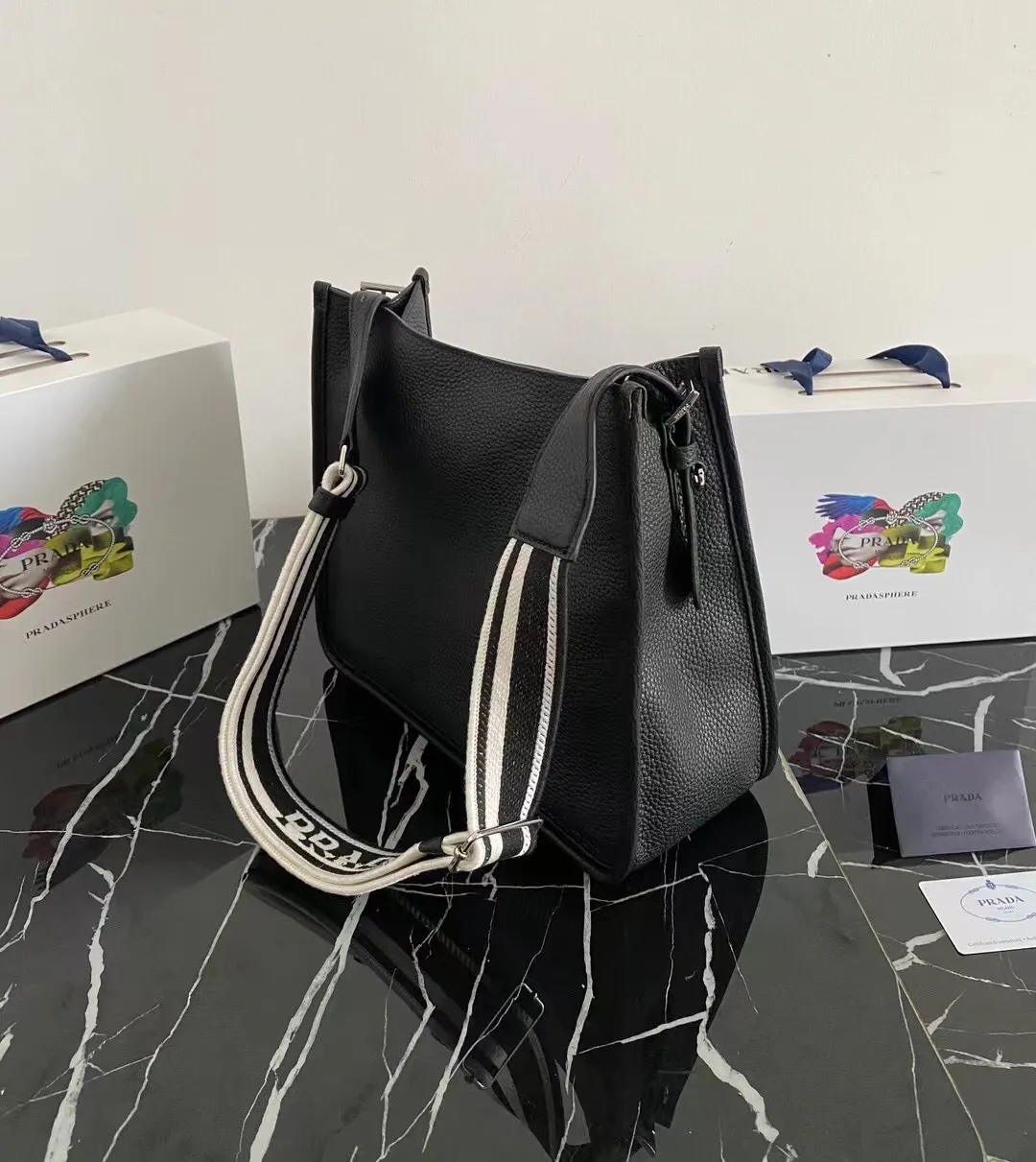 p1400¥👏New fabric cross-body bag👏1BC073/large tote bag This leather mini shoulder bag has a simple design. A metallic triangle logo on the front adds signature tone. Equipped with detachable/adjustable logo printed webbing, the upper body effect is very beautiful😘😘highlighting its modern style. High fashion is the main fashion for daily matching. Hurry up and get it, it’s so beautiful👏👏Length 30xH 28xH 12cm👏👏👏😘😘😘