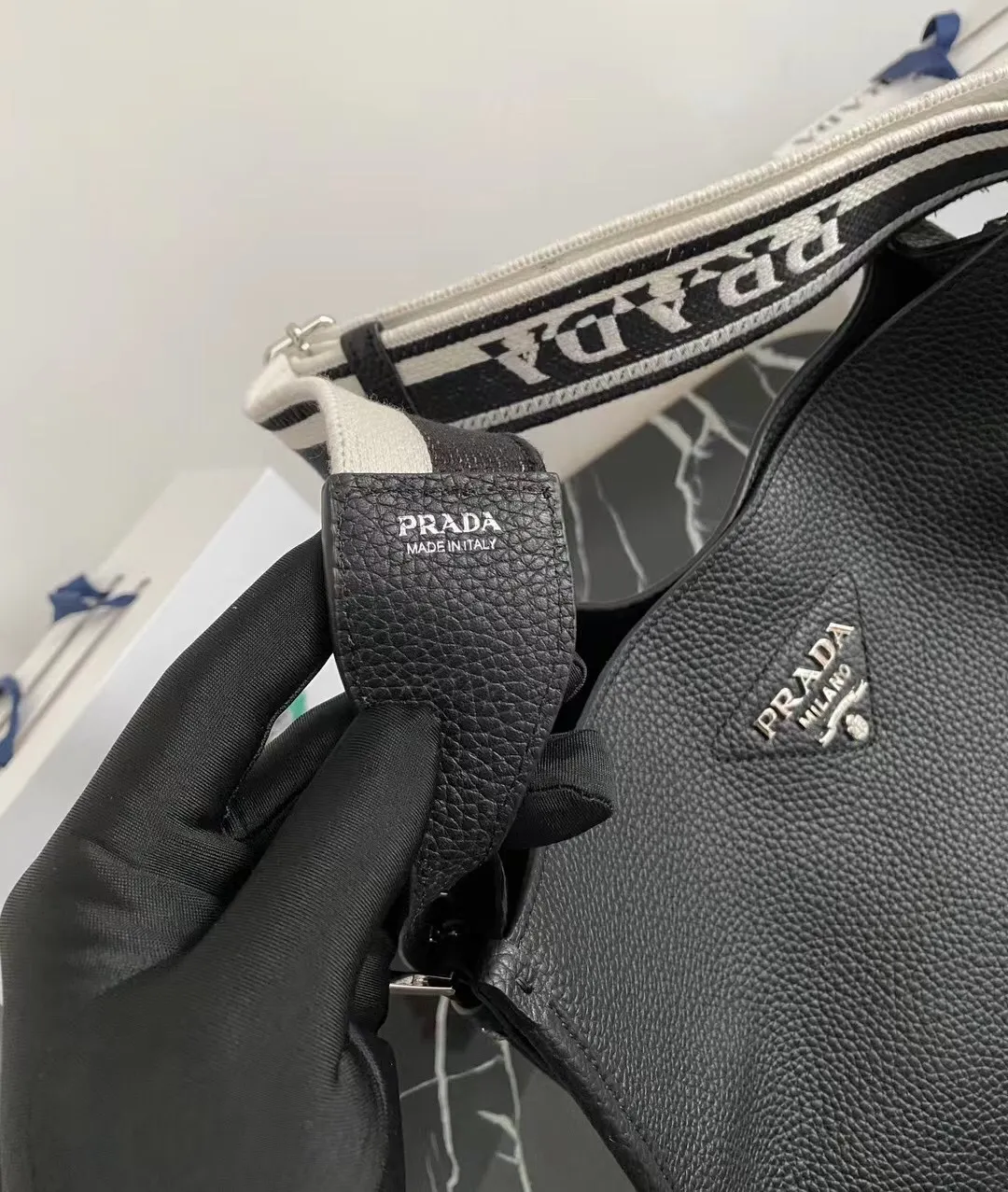 p1400¥👏New fabric cross-body bag👏1BC073/large tote bag This leather mini shoulder bag has a simple design. A metallic triangle logo on the front adds signature tone. Equipped with detachable/adjustable logo printed webbing, the upper body effect is very beautiful😘😘highlighting its modern style. High fashion is the main fashion for daily matching. Hurry up and get it, it’s so beautiful👏👏Length 30xH 28xH 12cm👏👏👏😘😘😘