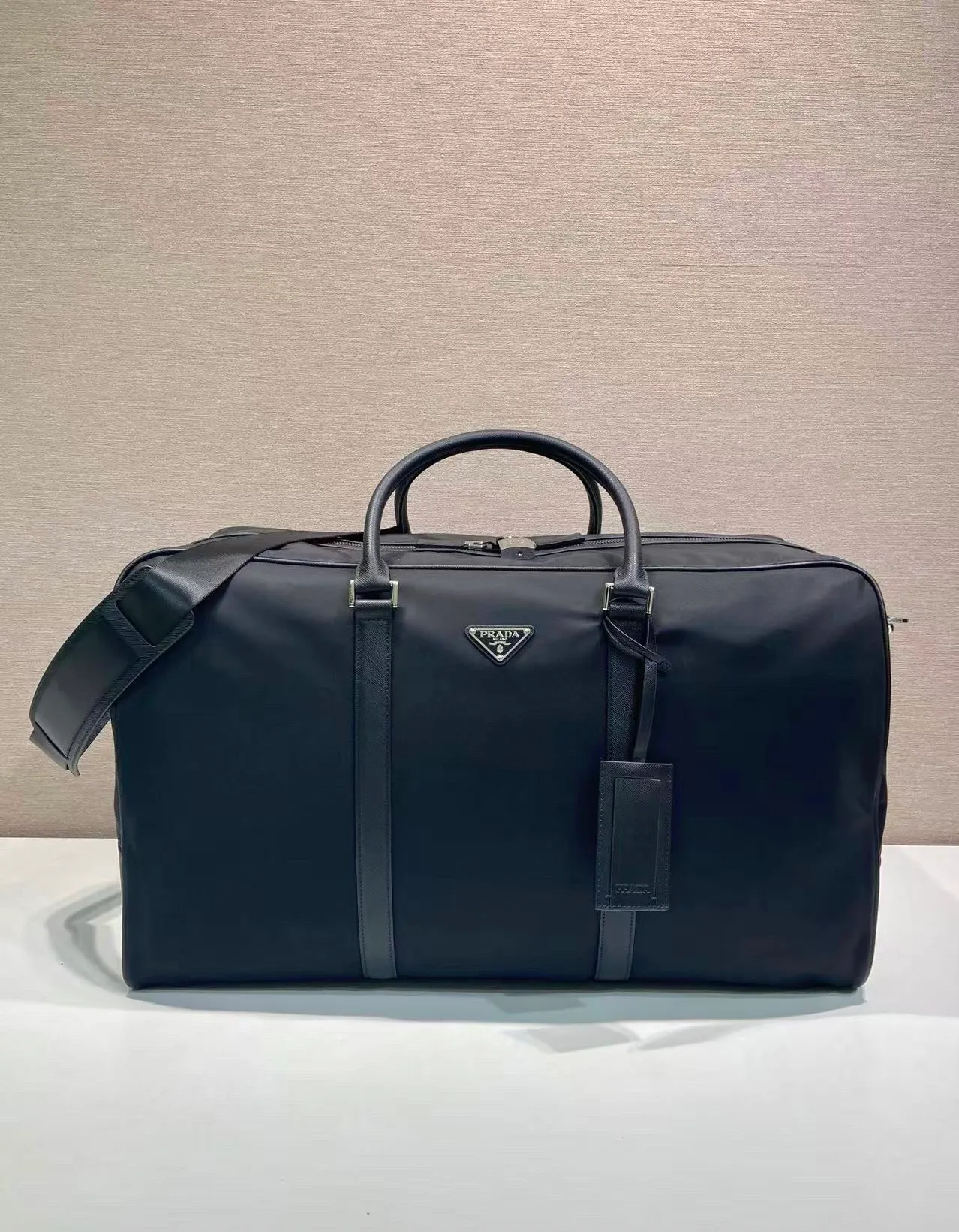 💰1580🎉New travel bag🎉2VC013🎉🎉 This Re-Nylon travel bag is decorated with exquisite Saffiano leather trim, presenting a modern and elegant charm. The detachable shoulder strap makes it easy to carry, and the signature metal triangle logo highlights the brand's style. Large capacity, light and practical, a must-have for travel🎉🎉 Length 55x Height 33x Bottom 27cm🎉🎉🎉💰💰💰