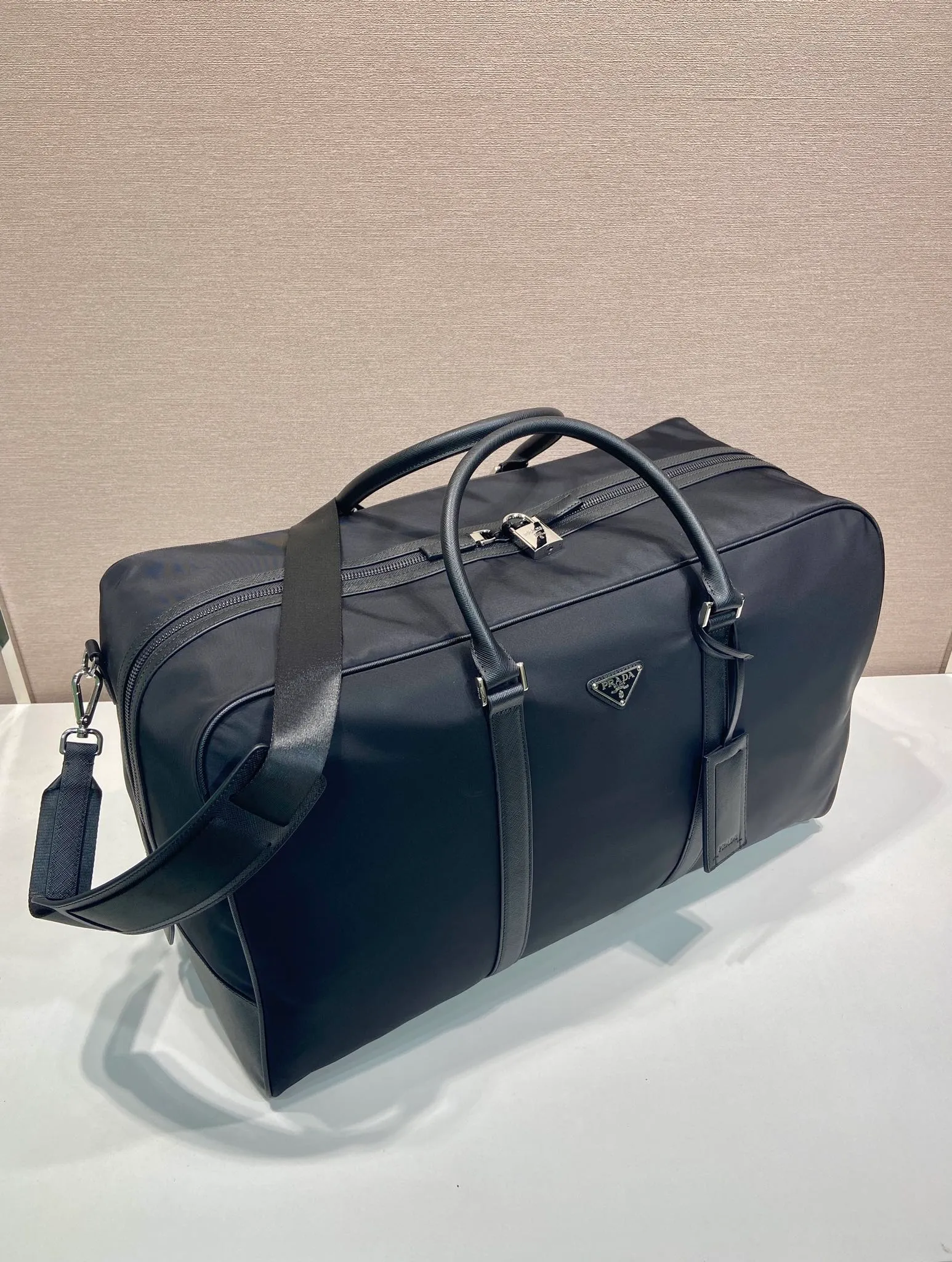 💰1580🎉New travel bag🎉2VC013🎉🎉 This Re-Nylon travel bag is decorated with exquisite Saffiano leather trim, presenting a modern and elegant charm. The detachable shoulder strap makes it easy to carry, and the signature metal triangle logo highlights the brand's style. Large capacity, light and practical, a must-have for travel🎉🎉 Length 55x Height 33x Bottom 27cm🎉🎉🎉💰💰💰