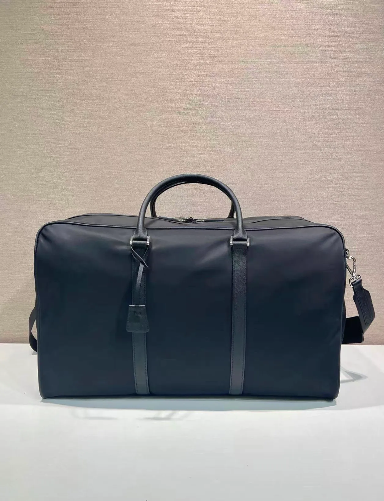💰1580🎉New travel bag🎉2VC013🎉🎉 This Re-Nylon travel bag is decorated with exquisite Saffiano leather trim, presenting a modern and elegant charm. The detachable shoulder strap makes it easy to carry, and the signature metal triangle logo highlights the brand's style. Large capacity, light and practical, a must-have for travel🎉🎉 Length 55x Height 33x Bottom 27cm🎉🎉🎉💰💰💰