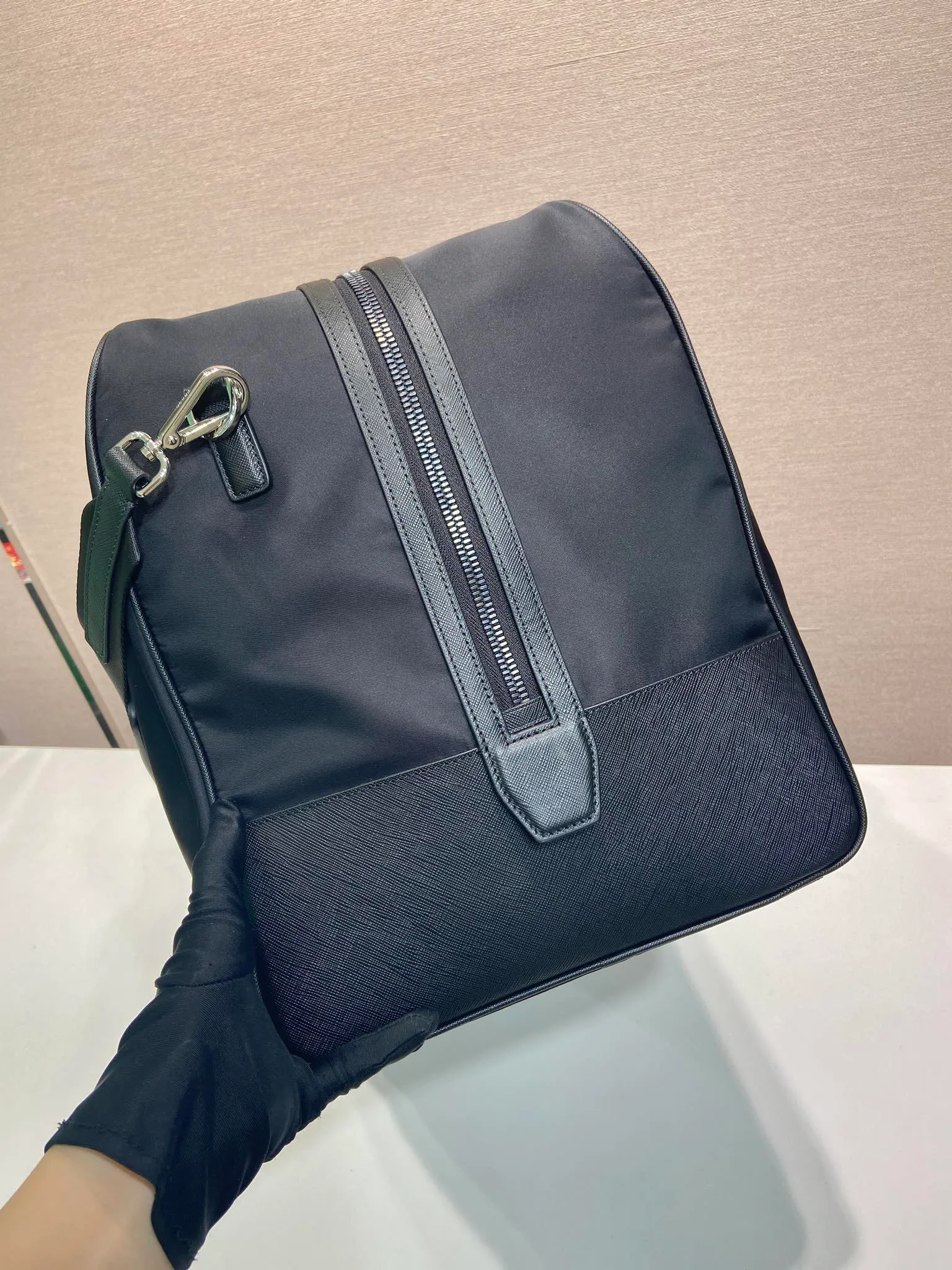 💰1580🎉New travel bag🎉2VC013🎉🎉 This Re-Nylon travel bag is decorated with exquisite Saffiano leather trim, presenting a modern and elegant charm. The detachable shoulder strap makes it easy to carry, and the signature metal triangle logo highlights the brand's style. Large capacity, light and practical, a must-have for travel🎉🎉 Length 55x Height 33x Bottom 27cm🎉🎉🎉💰💰💰