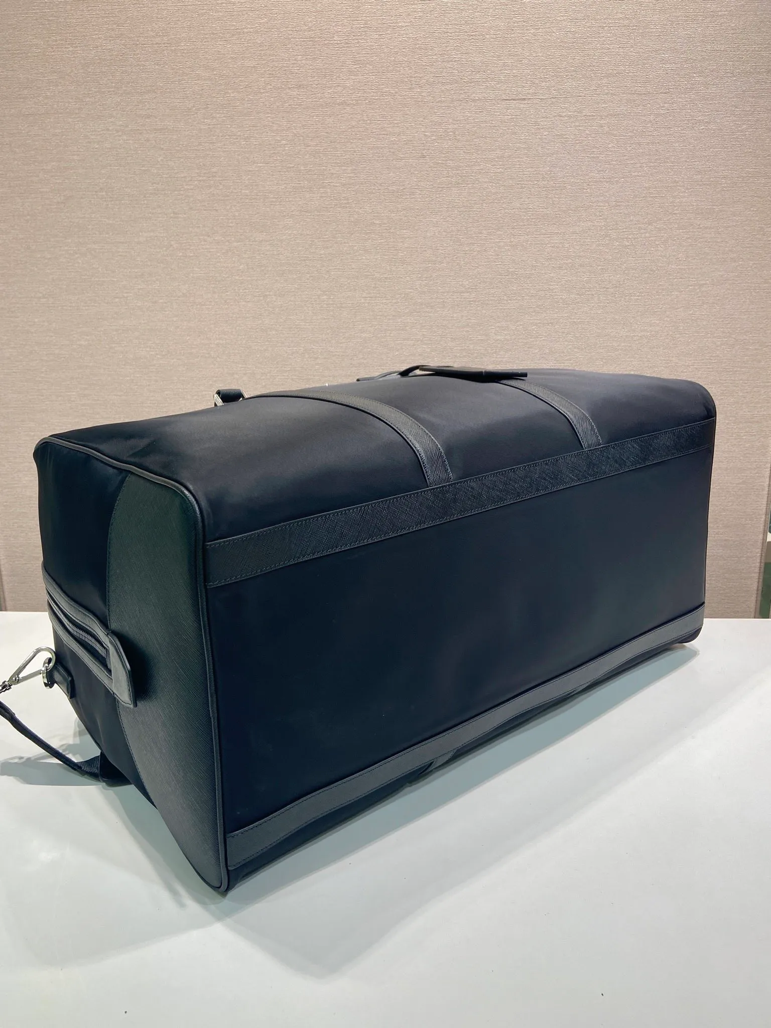 💰1580🎉New travel bag🎉2VC013🎉🎉 This Re-Nylon travel bag is decorated with exquisite Saffiano leather trim, presenting a modern and elegant charm. The detachable shoulder strap makes it easy to carry, and the signature metal triangle logo highlights the brand's style. Large capacity, light and practical, a must-have for travel🎉🎉 Length 55x Height 33x Bottom 27cm🎉🎉🎉💰💰💰