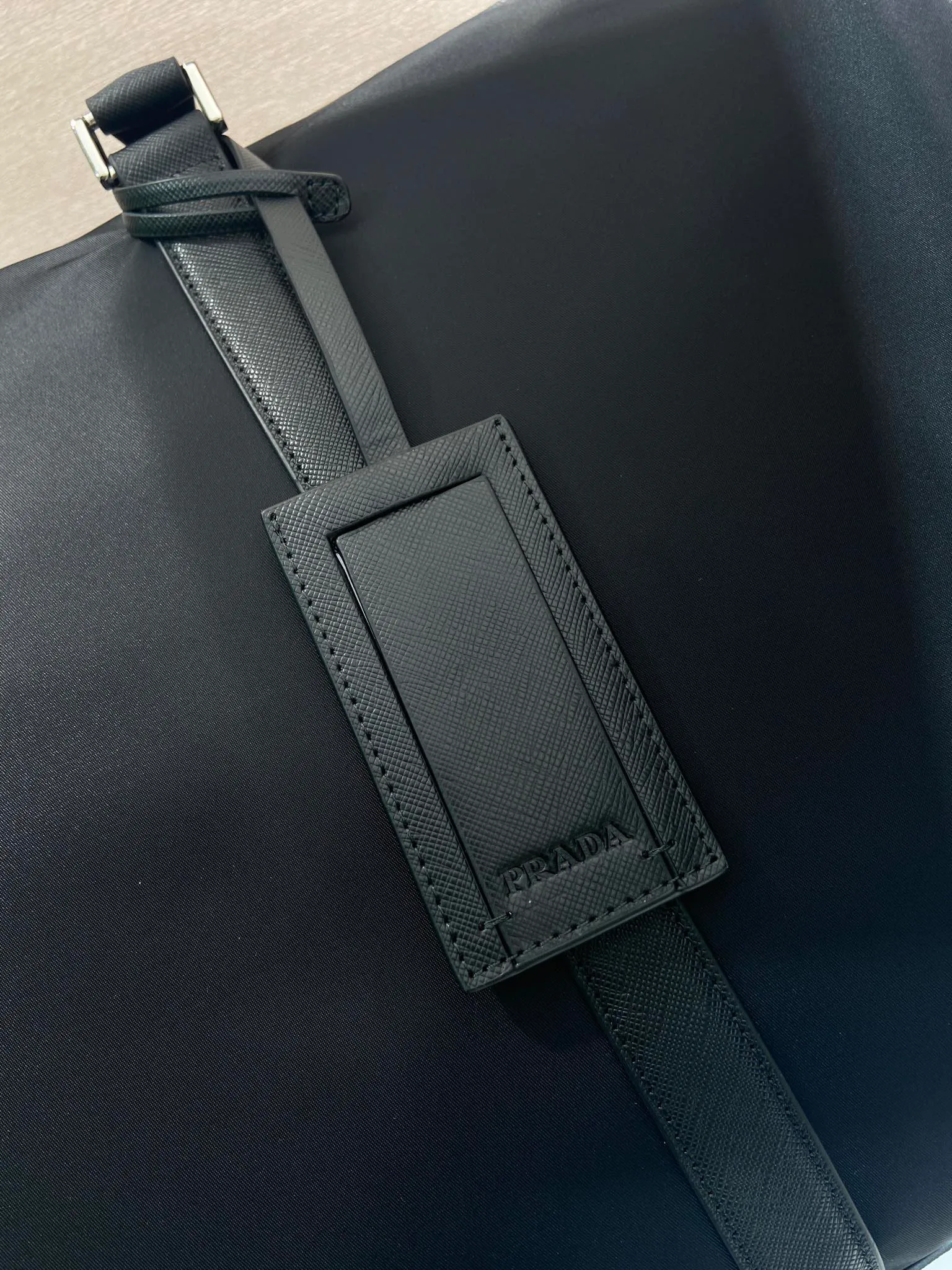 💰1580🎉New travel bag🎉2VC013🎉🎉 This Re-Nylon travel bag is decorated with exquisite Saffiano leather trim, presenting a modern and elegant charm. The detachable shoulder strap makes it easy to carry, and the signature metal triangle logo highlights the brand's style. Large capacity, light and practical, a must-have for travel🎉🎉 Length 55x Height 33x Bottom 27cm🎉🎉🎉💰💰💰