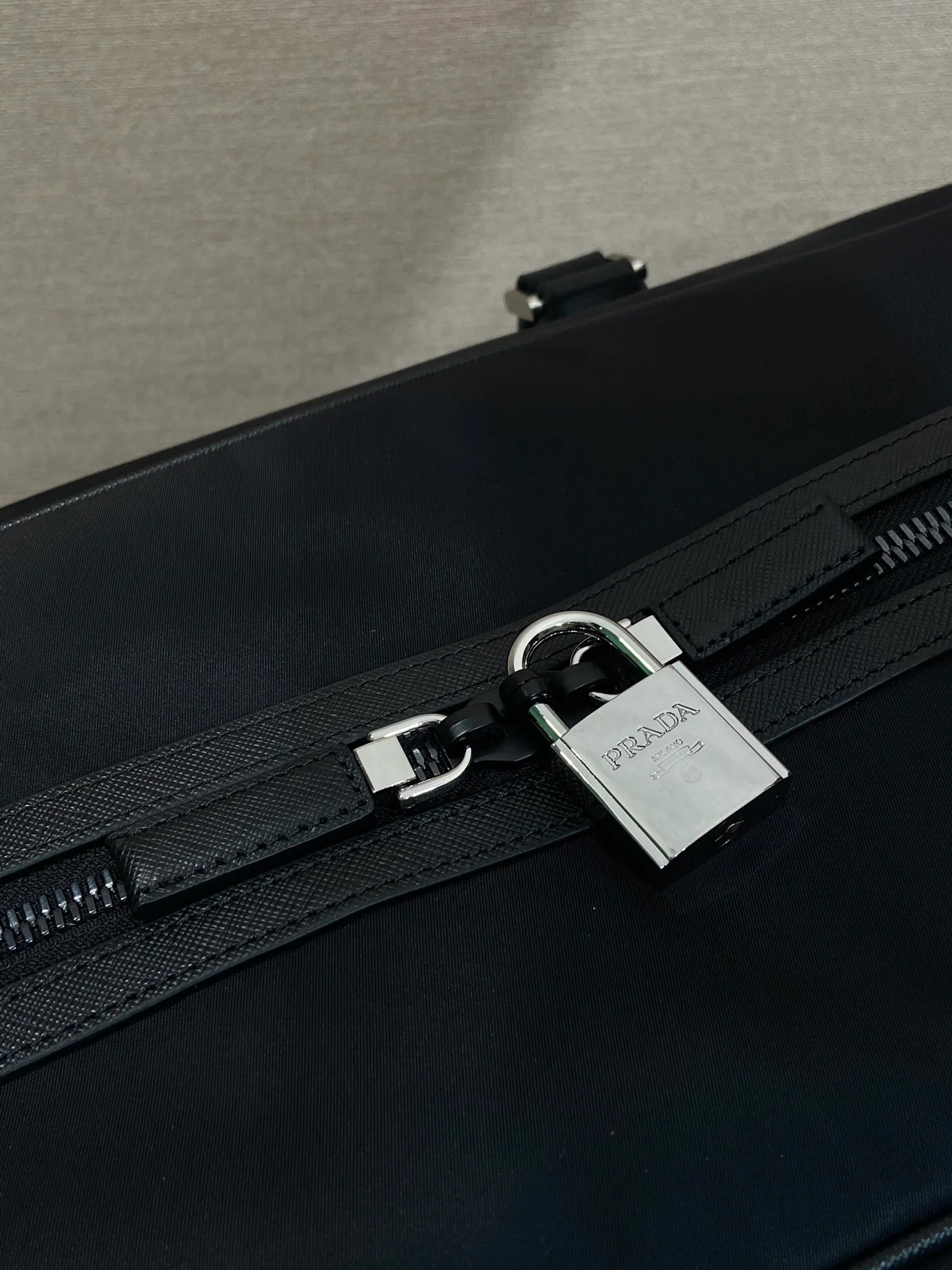 💰1580🎉New travel bag🎉2VC013🎉🎉 This Re-Nylon travel bag is decorated with exquisite Saffiano leather trim, presenting a modern and elegant charm. The detachable shoulder strap makes it easy to carry, and the signature metal triangle logo highlights the brand's style. Large capacity, light and practical, a must-have for travel🎉🎉 Length 55x Height 33x Bottom 27cm🎉🎉🎉💰💰💰