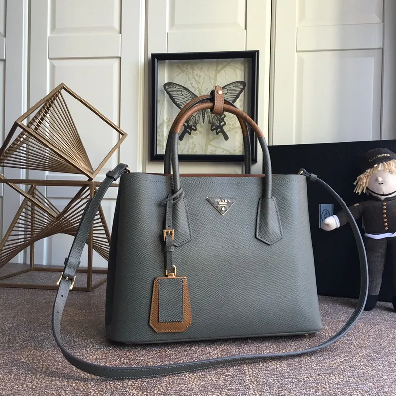 💰2040, P family classic model 1BG775 gray, arrived in [color][color][color], fully upgraded, using imported thick cross-grain cow + contrasting calf leather inside, top brushed hardware, color matching handle, 175 OEM code, a timeless shopping bag [naughty][naughty][naughty], fashionable and generous, length 33x height 24.5x bottom 14cm