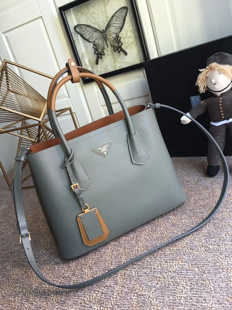 💰2040, P family classic model 1BG775 gray, arrived in [color][color][color], fully upgraded, using imported thick cross-grain cow + contrasting calf leather inside, top brushed hardware, color matching handle, 175 OEM code, a timeless shopping bag [naughty][naughty][naughty], fashionable and generous, length 33x height 24.5x bottom 14cm