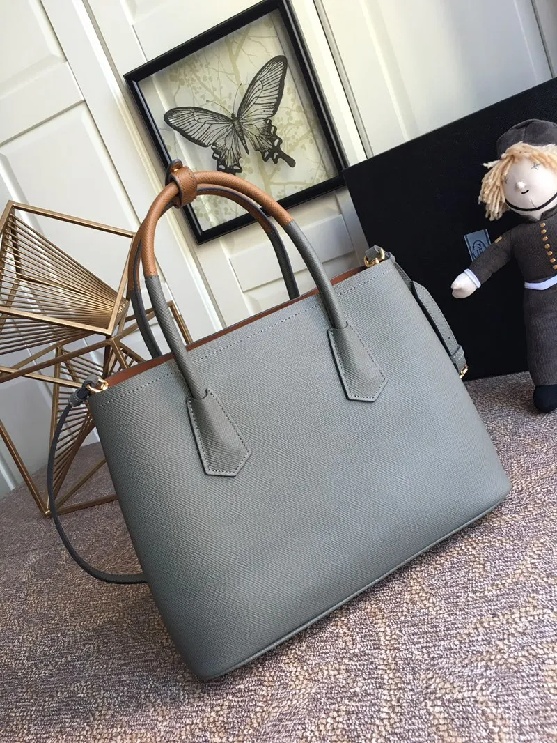 💰2040, P family classic model 1BG775 gray, arrived in [color][color][color], fully upgraded, using imported thick cross-grain cow + contrasting calf leather inside, top brushed hardware, color matching handle, 175 OEM code, a timeless shopping bag [naughty][naughty][naughty], fashionable and generous, length 33x height 24.5x bottom 14cm