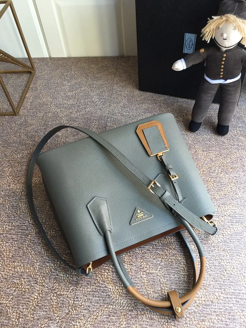 💰2040, P family classic model 1BG775 gray, arrived in [color][color][color], fully upgraded, using imported thick cross-grain cow + contrasting calf leather inside, top brushed hardware, color matching handle, 175 OEM code, a timeless shopping bag [naughty][naughty][naughty], fashionable and generous, length 33x height 24.5x bottom 14cm
