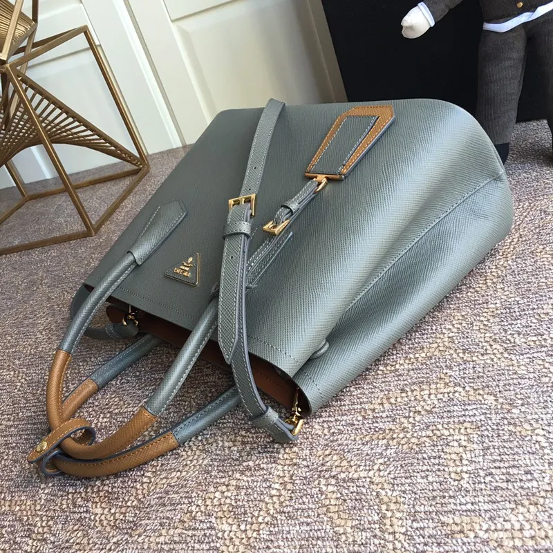 💰2040, P family classic model 1BG775 gray, arrived in [color][color][color], fully upgraded, using imported thick cross-grain cow + contrasting calf leather inside, top brushed hardware, color matching handle, 175 OEM code, a timeless shopping bag [naughty][naughty][naughty], fashionable and generous, length 33x height 24.5x bottom 14cm