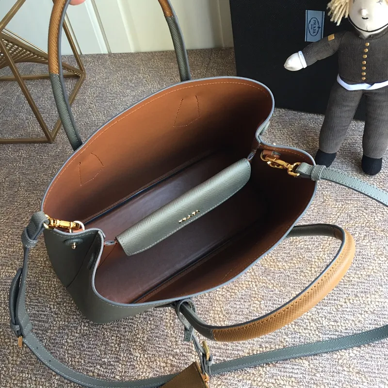 💰2040, P family classic model 1BG775 gray, arrived in [color][color][color], fully upgraded, using imported thick cross-grain cow + contrasting calf leather inside, top brushed hardware, color matching handle, 175 OEM code, a timeless shopping bag [naughty][naughty][naughty], fashionable and generous, length 33x height 24.5x bottom 14cm