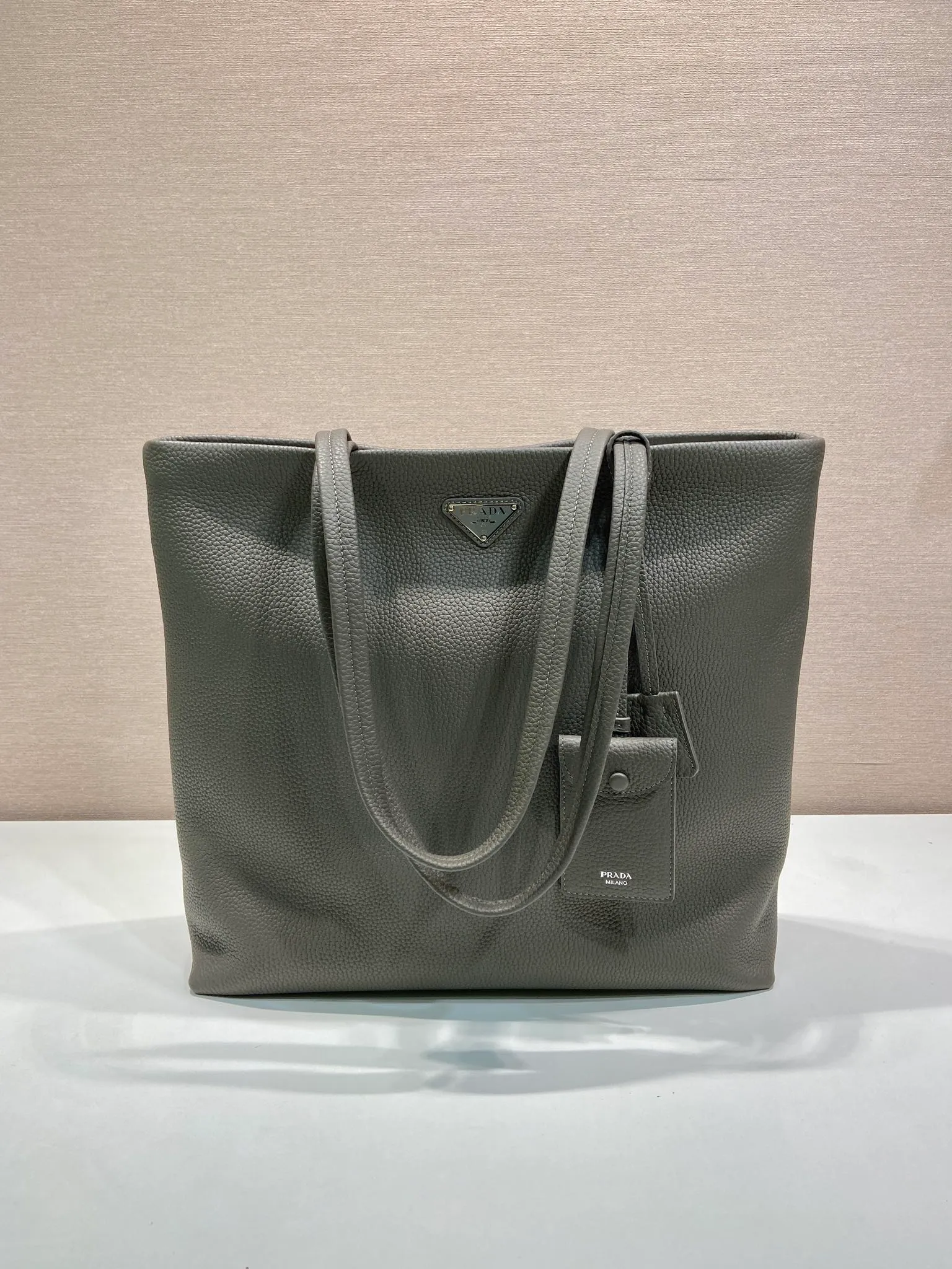 💰1780🎉New Tote Bag🎉2VG130 Men's Style🎉🎉 This tote leather tote bag has a simple silhouette, versatile style, spacious space, and is embellished with a unique enameled triangle metal logo. Made of imported deerskin pattern, detachable leather name tag and keychain, internal zipper pocket, recycled nylon logo printed lining, the tote bag that men have been longing for has finally arrived, hurry up and get it🎉🎉 Length 38x Height 37x Bottom 12cm🎉🎉🎉💰💰💰