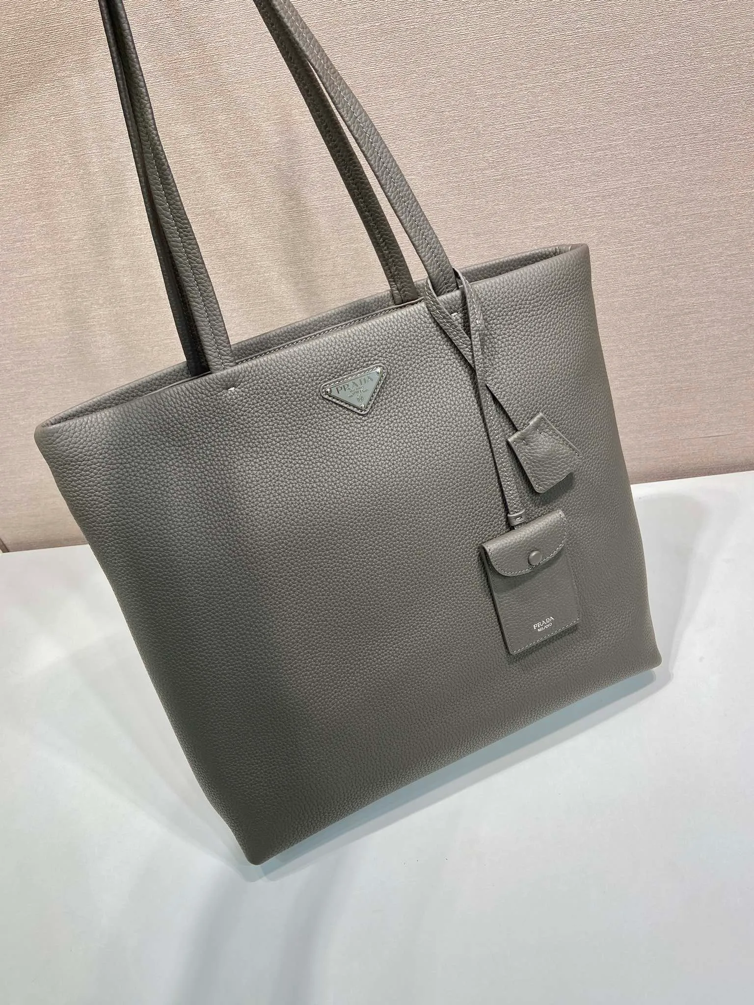 💰1780🎉New Tote Bag🎉2VG130 Men's Style🎉🎉 This tote leather tote bag has a simple silhouette, versatile style, spacious space, and is embellished with a unique enameled triangle metal logo. Made of imported deerskin pattern, detachable leather name tag and keychain, internal zipper pocket, recycled nylon logo printed lining, the tote bag that men have been longing for has finally arrived, hurry up and get it🎉🎉 Length 38x Height 37x Bottom 12cm🎉🎉🎉💰💰💰