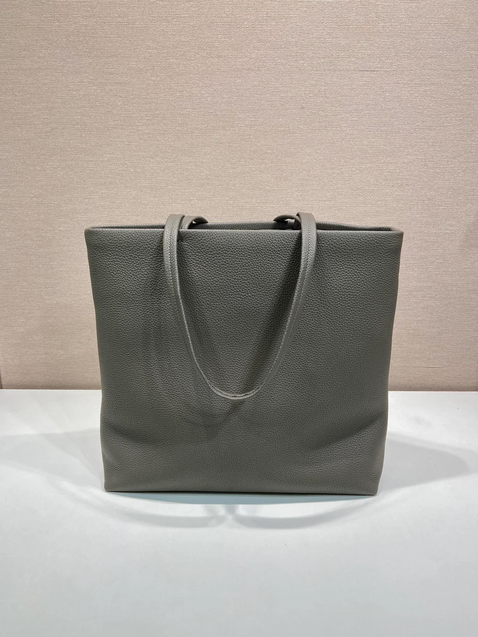 💰1780🎉New Tote Bag🎉2VG130 Men's Style🎉🎉 This tote leather tote bag has a simple silhouette, versatile style, spacious space, and is embellished with a unique enameled triangle metal logo. Made of imported deerskin pattern, detachable leather name tag and keychain, internal zipper pocket, recycled nylon logo printed lining, the tote bag that men have been longing for has finally arrived, hurry up and get it🎉🎉 Length 38x Height 37x Bottom 12cm🎉🎉🎉💰💰💰