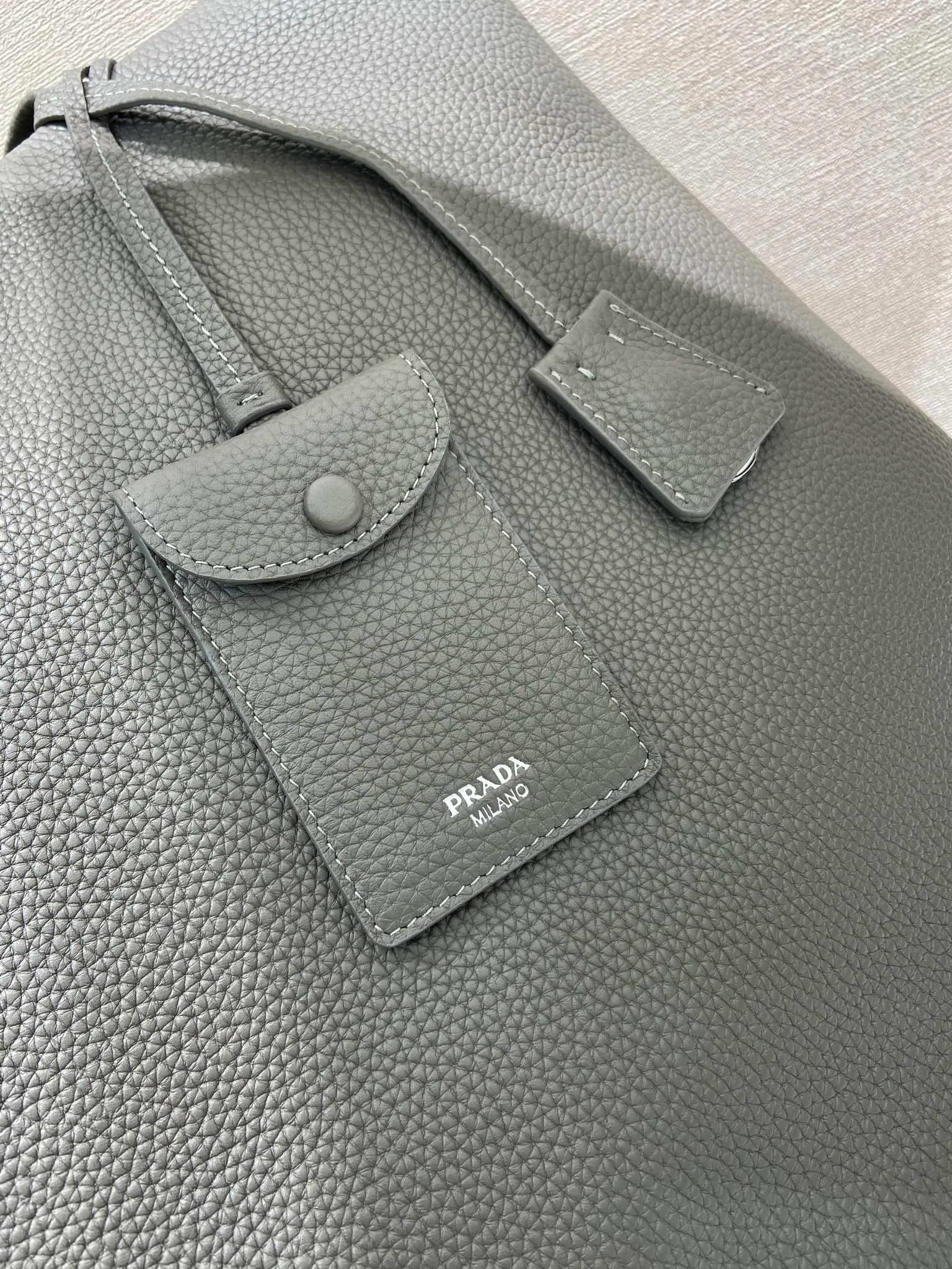 💰1780🎉New Tote Bag🎉2VG130 Men's Style🎉🎉 This tote leather tote bag has a simple silhouette, versatile style, spacious space, and is embellished with a unique enameled triangle metal logo. Made of imported deerskin pattern, detachable leather name tag and keychain, internal zipper pocket, recycled nylon logo printed lining, the tote bag that men have been longing for has finally arrived, hurry up and get it🎉🎉 Length 38x Height 37x Bottom 12cm🎉🎉🎉💰💰💰