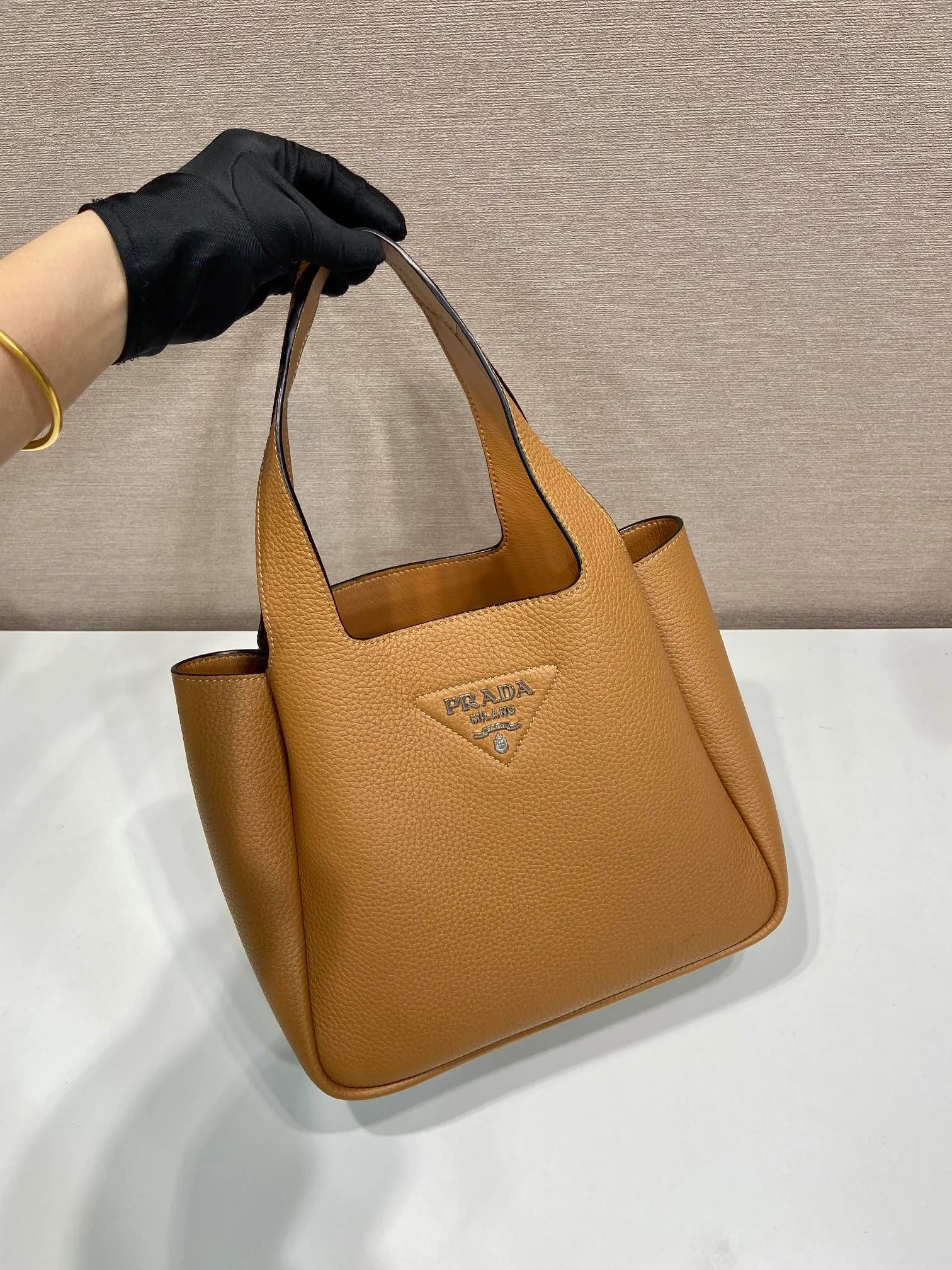 💰1700, vegetable basket🎉🎉 ✨New bucket bag✨1BG335😘New color latest vegetable basket😘😘 The vegetable basket tote underarm bag is made of soft and delicate calfskin, with imported sheepskin interior and top-grade white lace hardware. The overall feel is very soft/lightweight😘😘It has many compartments and can be carried or used as an under-the-bag bag. It can be matched with different clothes. So beautiful😘😘Hurry up and get it🙊 Length 25x height 21.5x bottom 14cm👏👏👏💰💰💰