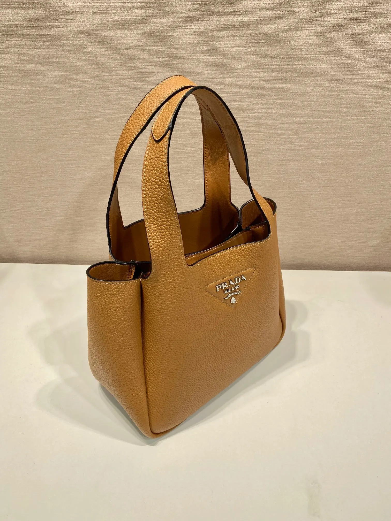 💰1700, vegetable basket🎉🎉 ✨New bucket bag✨1BG335😘New color latest vegetable basket😘😘 The vegetable basket tote underarm bag is made of soft and delicate calfskin, with imported sheepskin interior and top-grade white lace hardware. The overall feel is very soft/lightweight😘😘It has many compartments and can be carried or used as an under-the-bag bag. It can be matched with different clothes. So beautiful😘😘Hurry up and get it🙊 Length 25x height 21.5x bottom 14cm👏👏👏💰💰💰