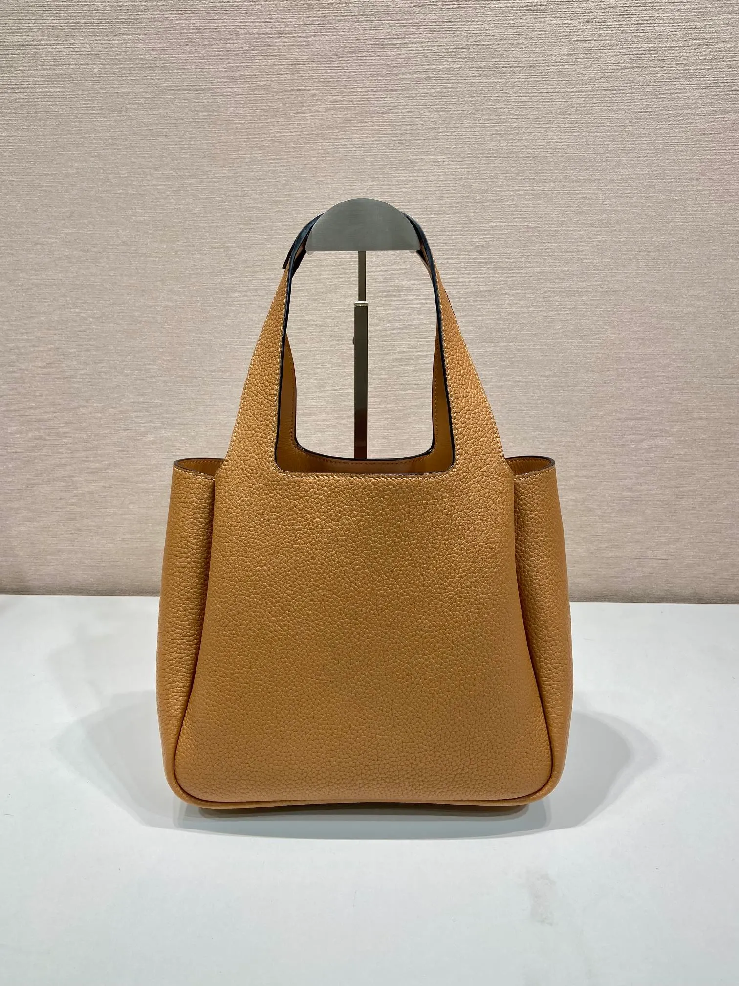 💰1700, vegetable basket🎉🎉 ✨New bucket bag✨1BG335😘New color latest vegetable basket😘😘 The vegetable basket tote underarm bag is made of soft and delicate calfskin, with imported sheepskin interior and top-grade white lace hardware. The overall feel is very soft/lightweight😘😘It has many compartments and can be carried or used as an under-the-bag bag. It can be matched with different clothes. So beautiful😘😘Hurry up and get it🙊 Length 25x height 21.5x bottom 14cm👏👏👏💰💰💰