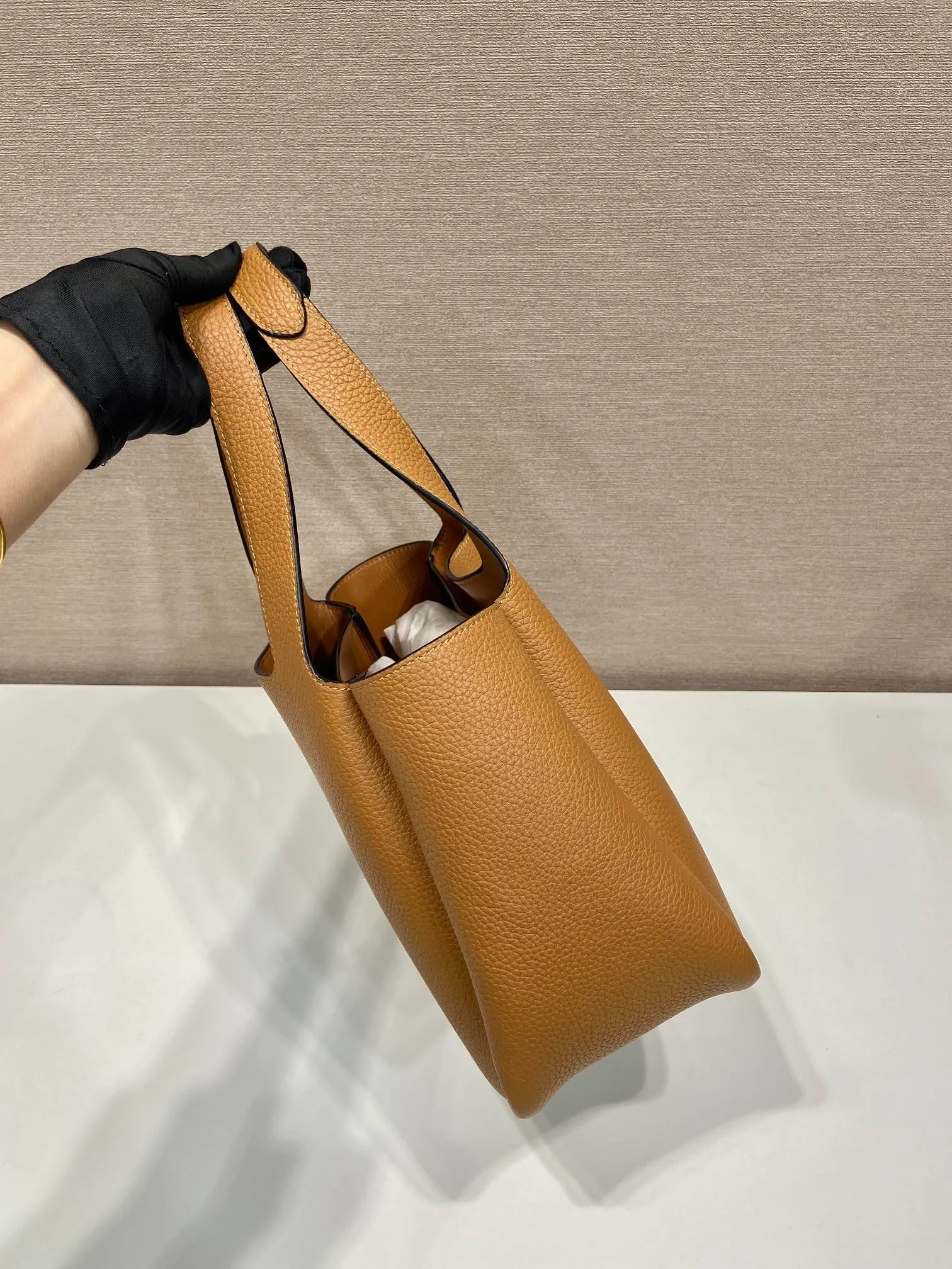 💰1700, vegetable basket🎉🎉 ✨New bucket bag✨1BG335😘New color latest vegetable basket😘😘 The vegetable basket tote underarm bag is made of soft and delicate calfskin, with imported sheepskin interior and top-grade white lace hardware. The overall feel is very soft/lightweight😘😘It has many compartments and can be carried or used as an under-the-bag bag. It can be matched with different clothes. So beautiful😘😘Hurry up and get it🙊 Length 25x height 21.5x bottom 14cm👏👏👏💰💰💰