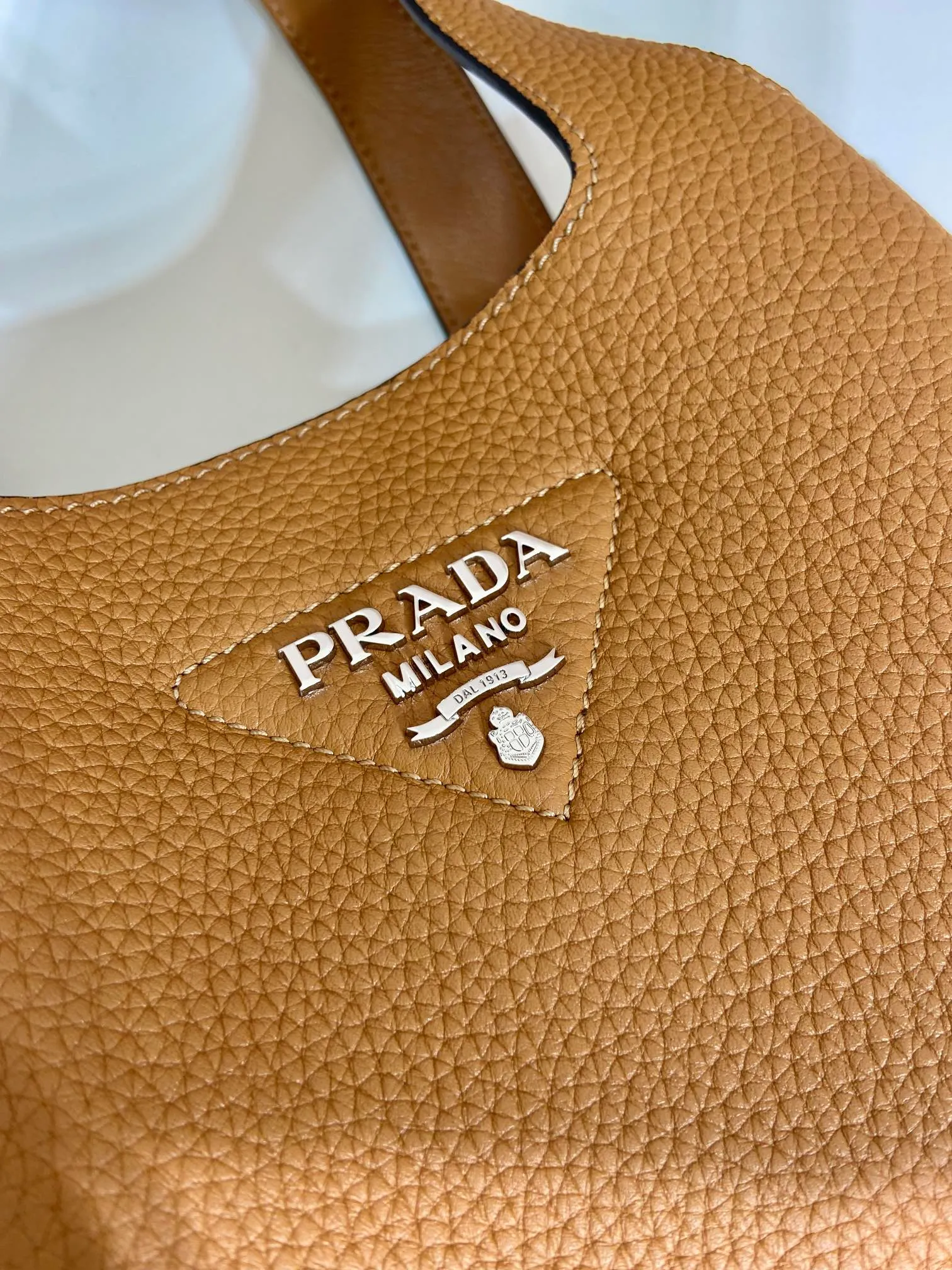 💰1700, vegetable basket🎉🎉 ✨New bucket bag✨1BG335😘New color latest vegetable basket😘😘 The vegetable basket tote underarm bag is made of soft and delicate calfskin, with imported sheepskin interior and top-grade white lace hardware. The overall feel is very soft/lightweight😘😘It has many compartments and can be carried or used as an under-the-bag bag. It can be matched with different clothes. So beautiful😘😘Hurry up and get it🙊 Length 25x height 21.5x bottom 14cm👏👏👏💰💰💰