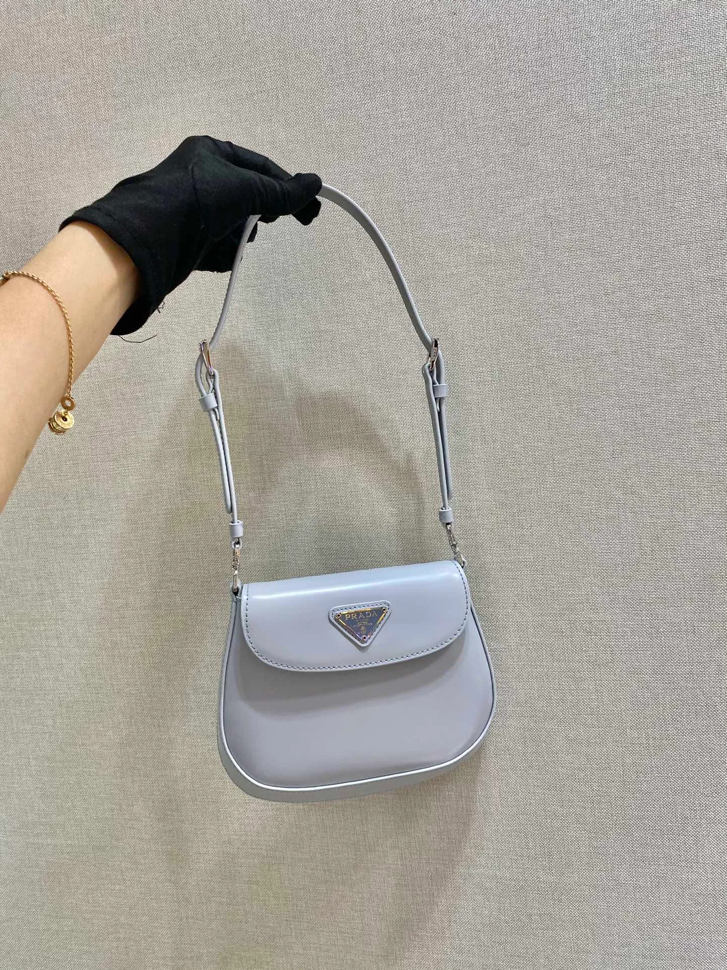 💰1120🎉mini🎉1BH188🎉🎉 Cleo series handbags reinterpret the brand’s iconic archive design and witness the fusion of classicism and futurism. This curved mini shoulder bag has simple and stylish lines, and the unique slanted bottom and sides give the bag a refined style. The handle is equipped with an extension strap, which can be carried by hand or worn cross-body. Lightweight and fashionable🎉🎉, get it now🎉🎉 Length 17x Height 14.5x Bottom 7cm