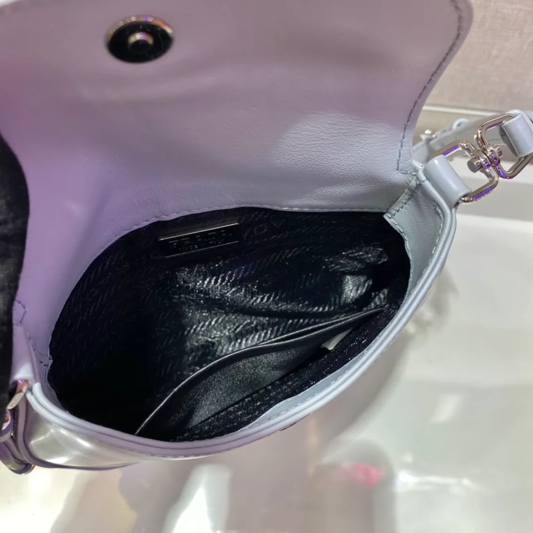 💰1120🎉mini🎉1BH188🎉🎉 Cleo series handbags reinterpret the brand’s iconic archive design and witness the fusion of classicism and futurism. This curved mini shoulder bag has simple and stylish lines, and the unique slanted bottom and sides give the bag a refined style. The handle is equipped with an extension strap, which can be carried by hand or worn cross-body. Lightweight and fashionable🎉🎉, get it now🎉🎉 Length 17x Height 14.5x Bottom 7cm