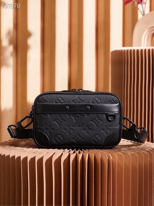 P¥860👉nfc dynamic chip version👈【Top inspection-free all-steel hardware】The Nano Alpha handbag is made of Monogram Shadow leather with a subtle embossed Monogram pattern, which makes the compact structure show an elegant style. Rivet elements mark the brand's mark, zipper compartments and external patch pockets are convenient for storing daily needs, and the detachable and adjustable leather shoulder strap allows for comfortable carrying. Monogram Shadow cow leather - cow leather trim - cow leather lining - metal hardware - zipper compartment - front patch pocket - front D-ring - shoulder strap: removable, adjustable! ! Model: M82544; Size: 11x18.5x6.5CM