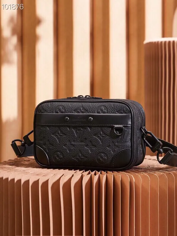 P¥860👉nfc dynamic chip version👈【Top inspection-free all-steel hardware】The Nano Alpha handbag is made of Monogram Shadow leather with a subtle embossed Monogram pattern, which makes the compact structure show an elegant style. Rivet elements mark the brand's mark, zipper compartments and external patch pockets are convenient for storing daily needs, and the detachable and adjustable leather shoulder strap allows for comfortable carrying. Monogram Shadow cow leather - cow leather trim - cow leather lining - metal hardware - zipper compartment - front patch pocket - front D-ring - shoulder strap: removable, adjustable! ! Model: M82544; Size: 11x18.5x6.5CM